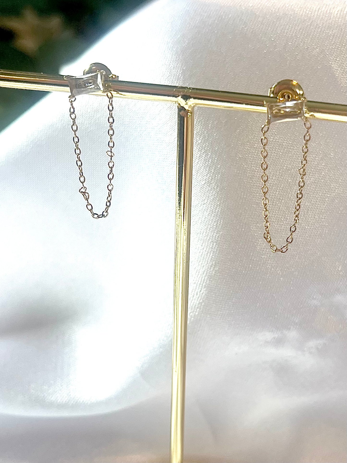 PRIME l Boucles d'oreilles dorées ou argentées avec chaînette