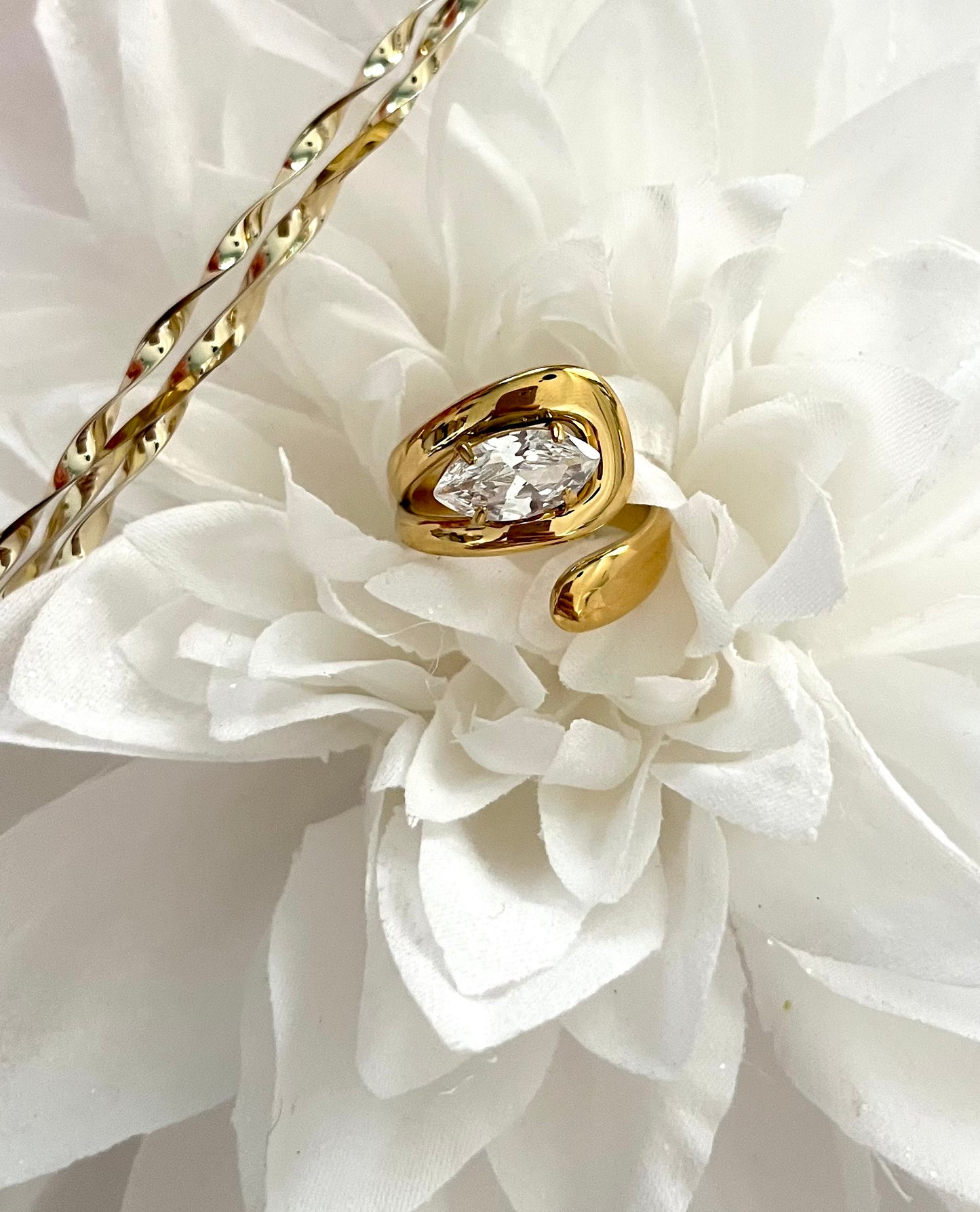 Evelyn l bague ajustable dorée et blanche