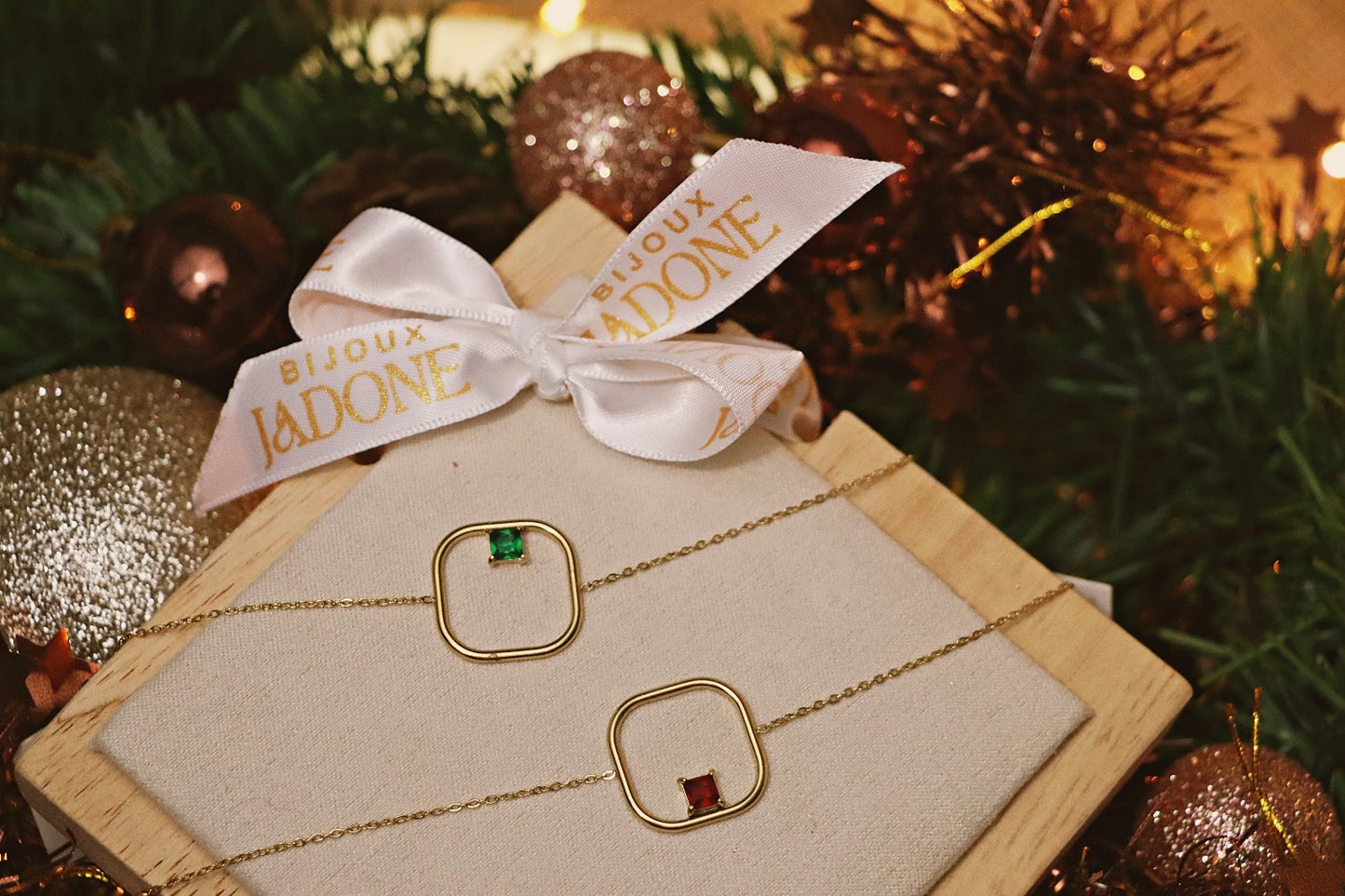 AINA l Bracelet doré et pierre rouge ou verte