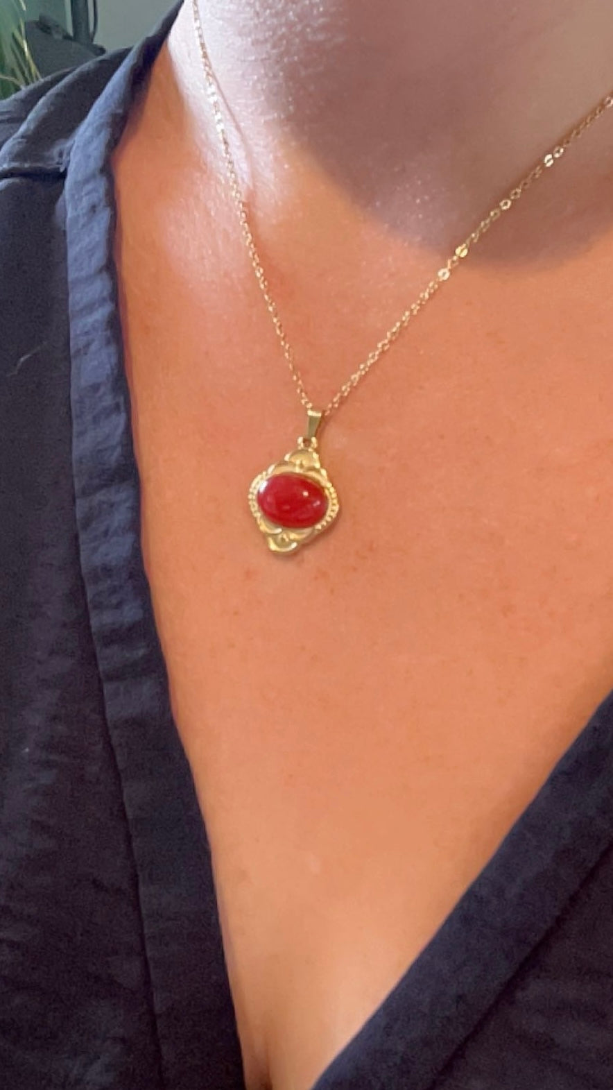 AYANA l collier doré et sa pierre rouge