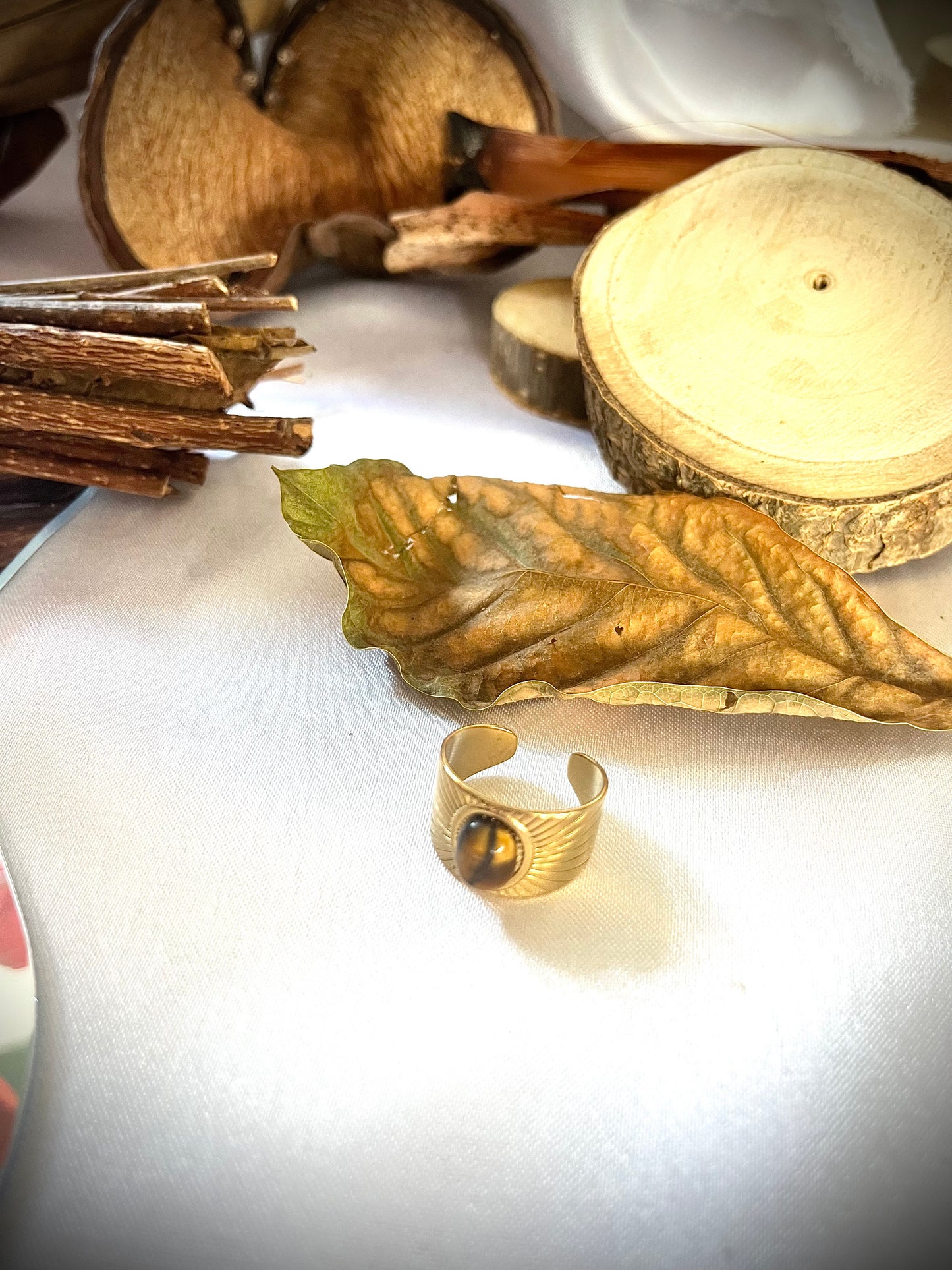 AURE l Bague ajustable dorée et sa pierre
