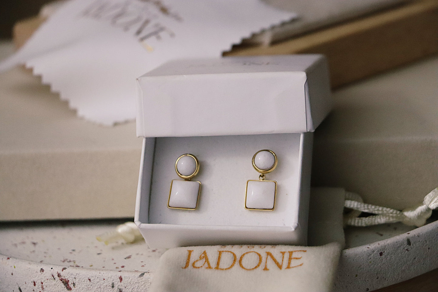 MARIE l Boucles d'oreilles dorées et blanche