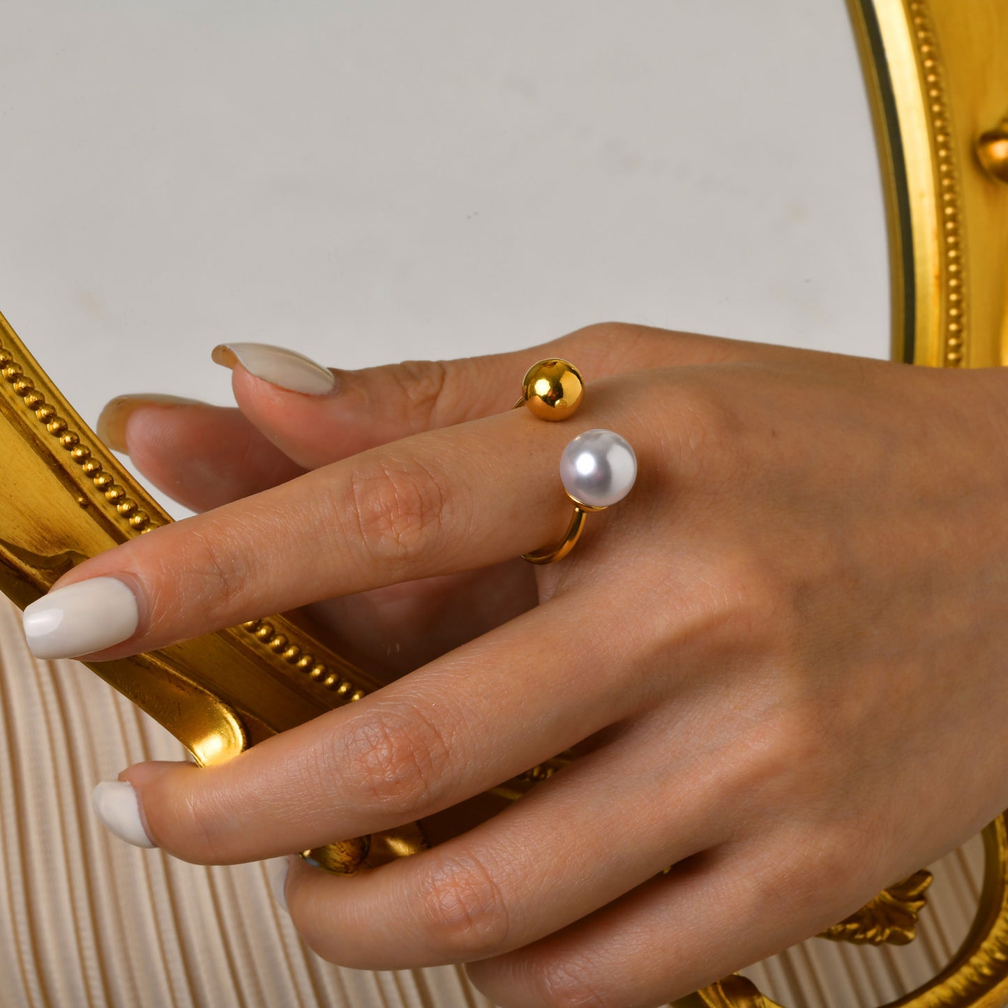 ANGEL l Bague ajustable dorée et perle blanche