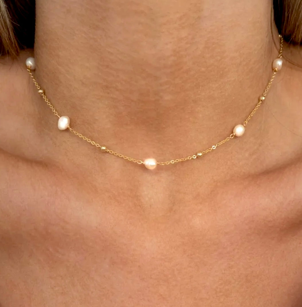 Nessa l Collier doré et ses perles