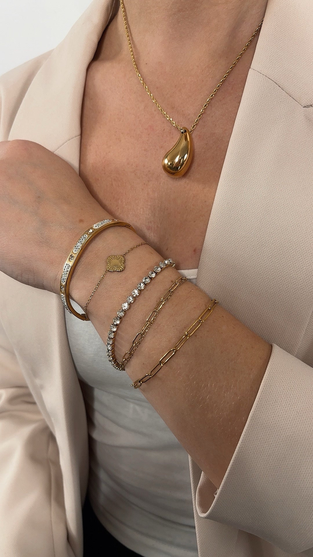 CORÉ l Bracelet jonc doré en acier inoxydable et strass