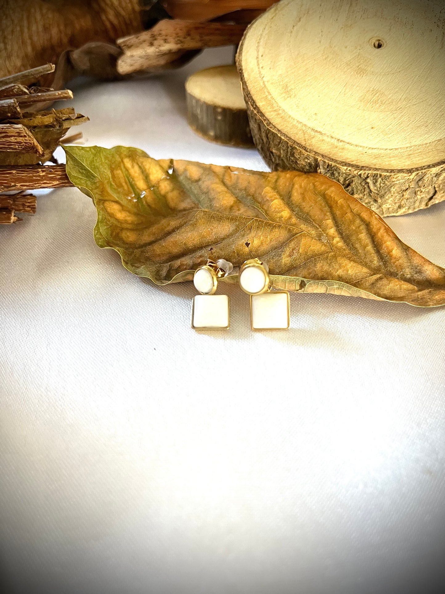 MARIE l Boucles d'oreilles dorées et blanche