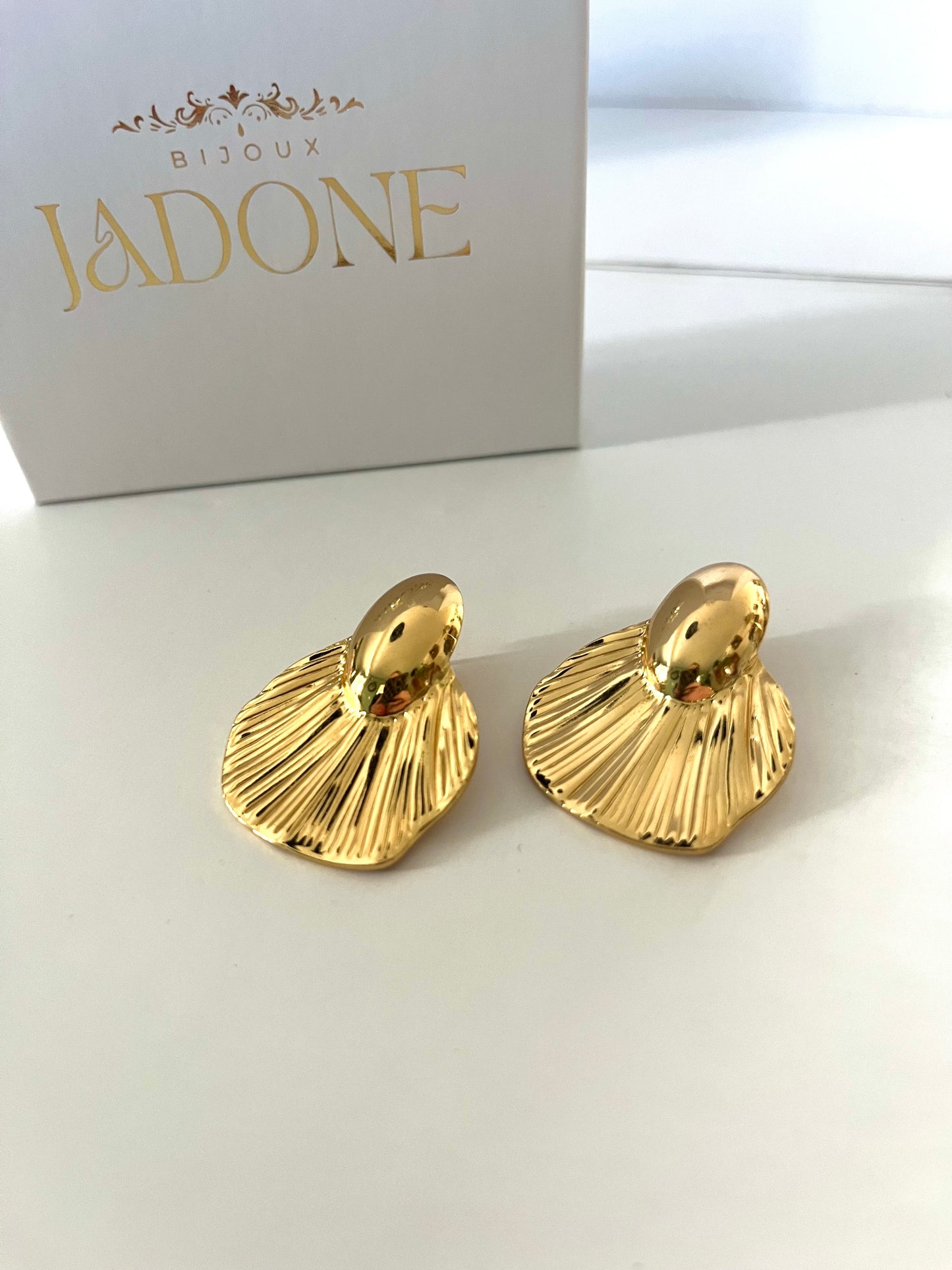 AMALIA l Boucles d'oreilles dorées feuille