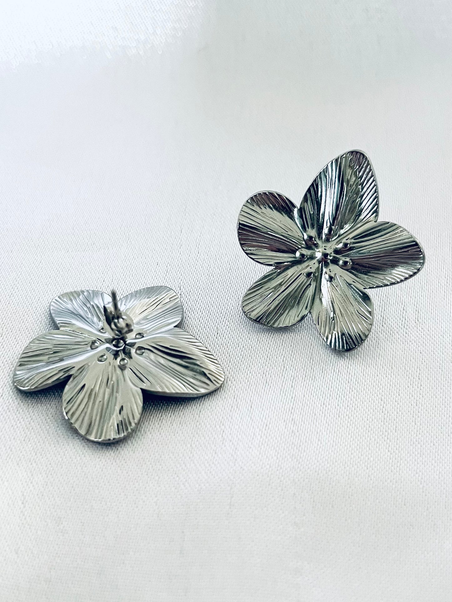 MALONA l Boucles d'oreilles dorées ou argentées fleur