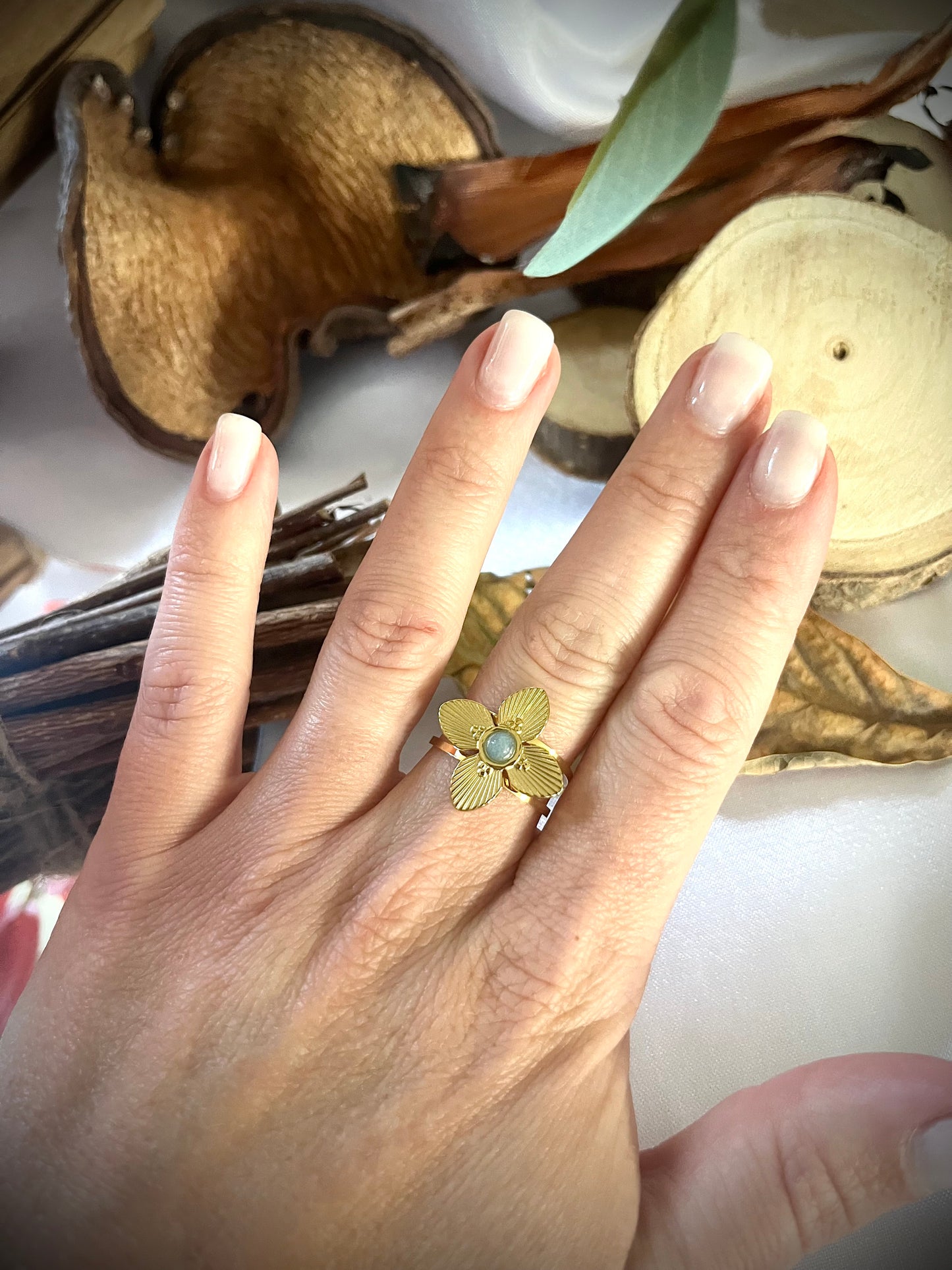 JOY l Bague dorée en forme de fleur et pierre