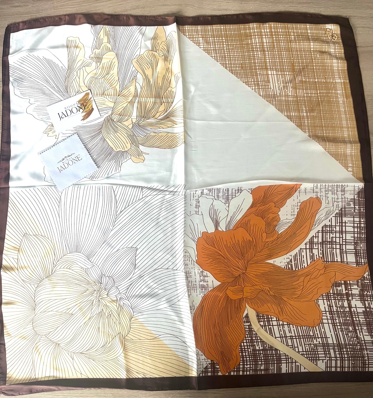 Chic l Foulard marron carré de soie