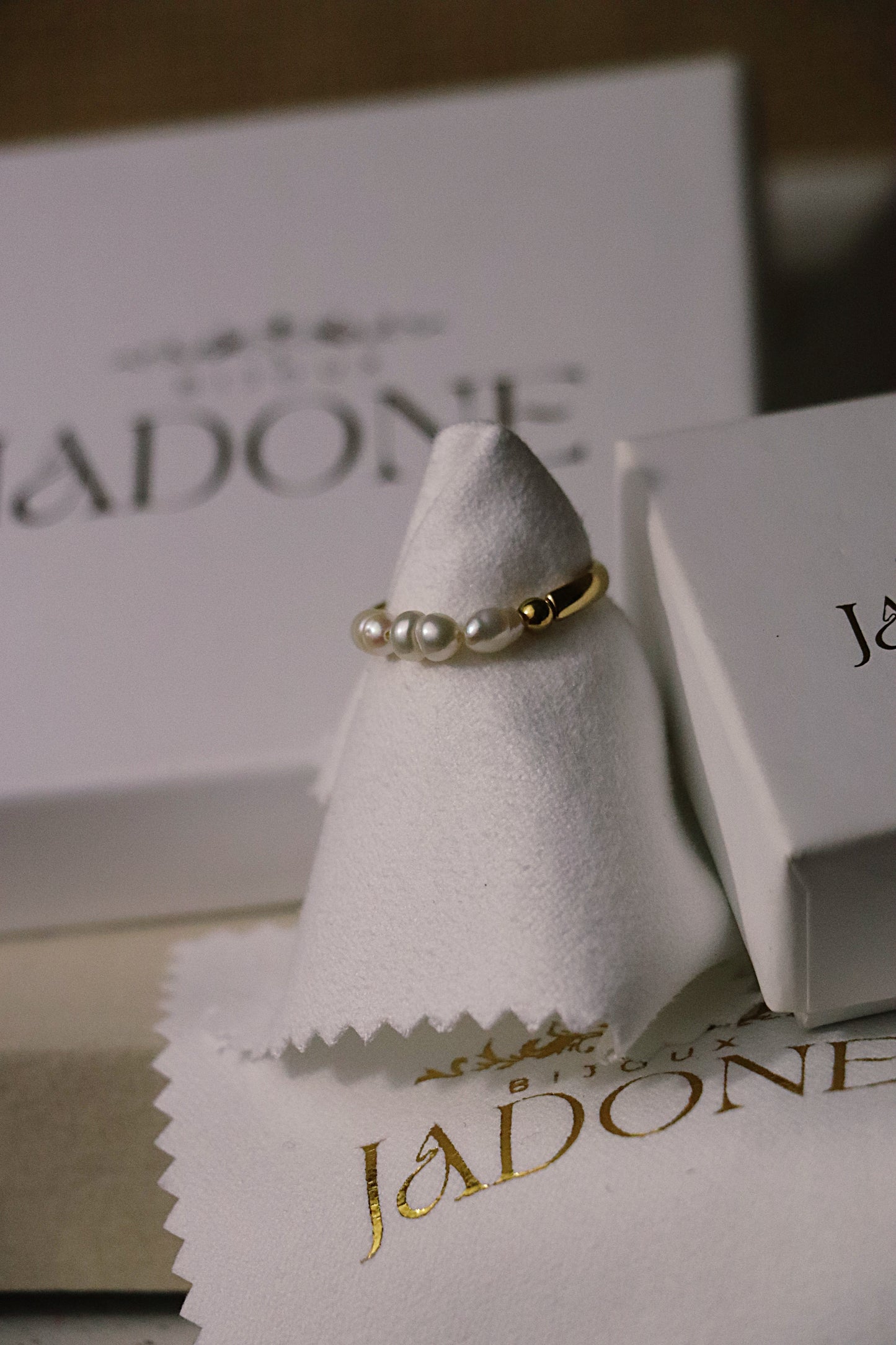 DOUCE l Bague dorée et perles d'eau douce