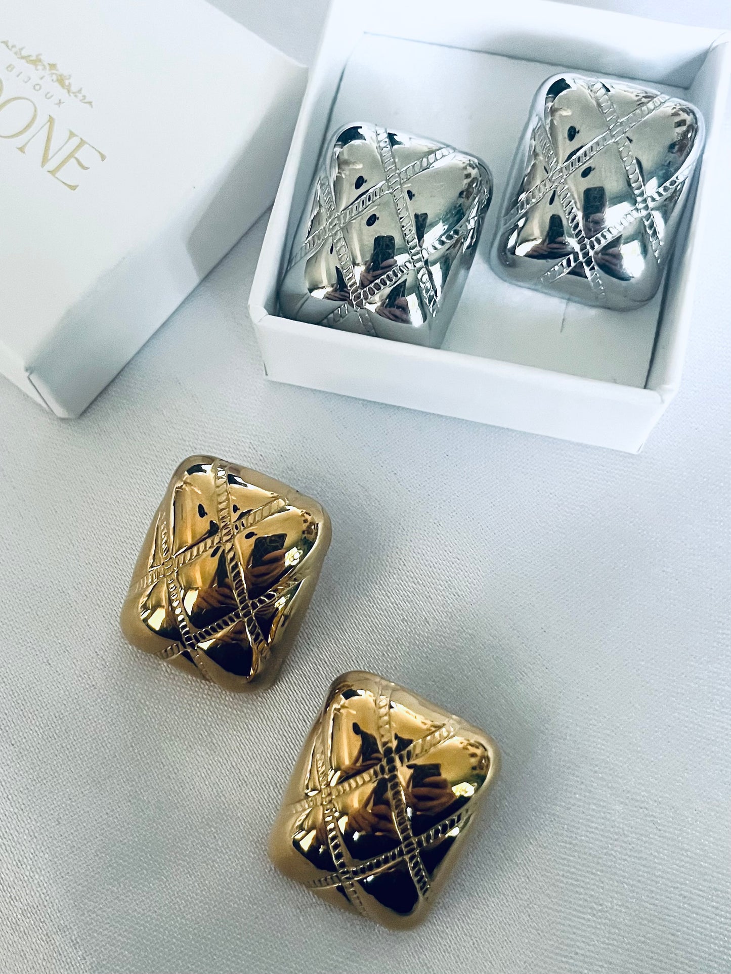 ÉMILIE l Boucles d'oreilles dorées ou argentées