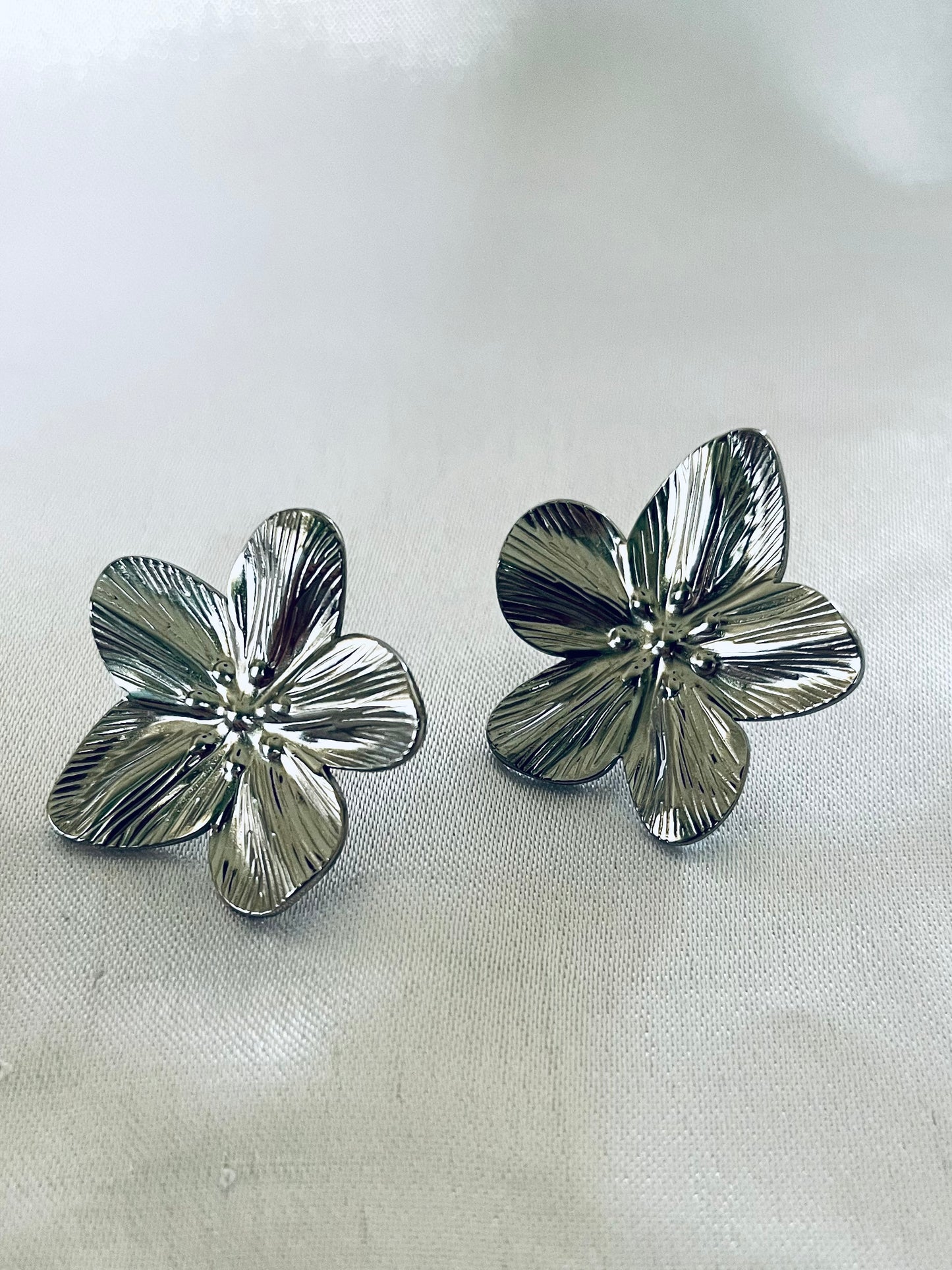 MALONA l Boucles d'oreilles dorées ou argentées fleur