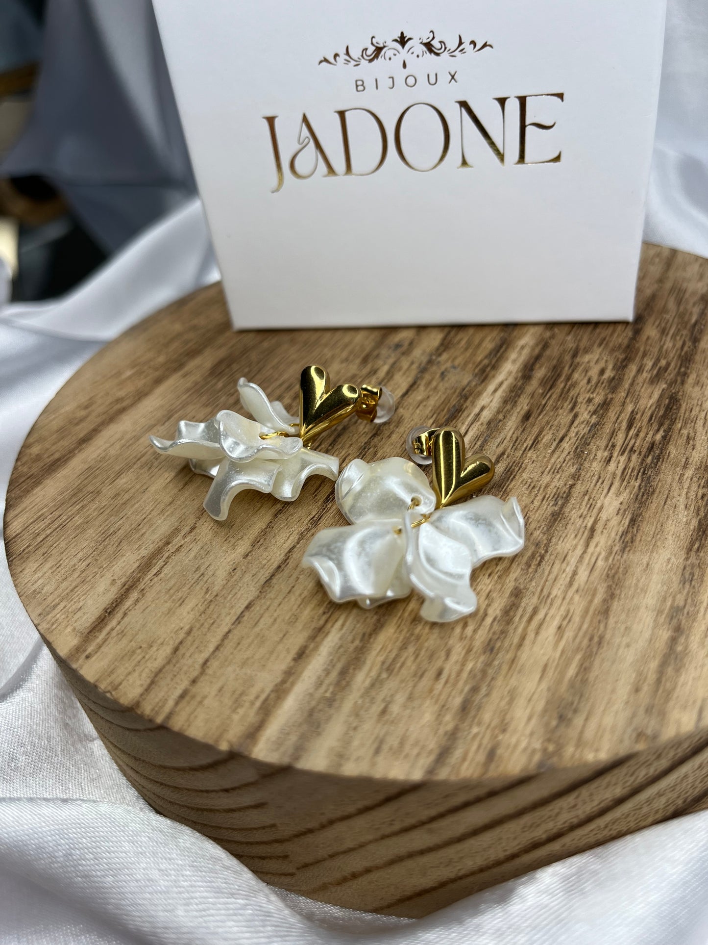 PÉTALE l boucles d'oreilles dorées pétale blanches