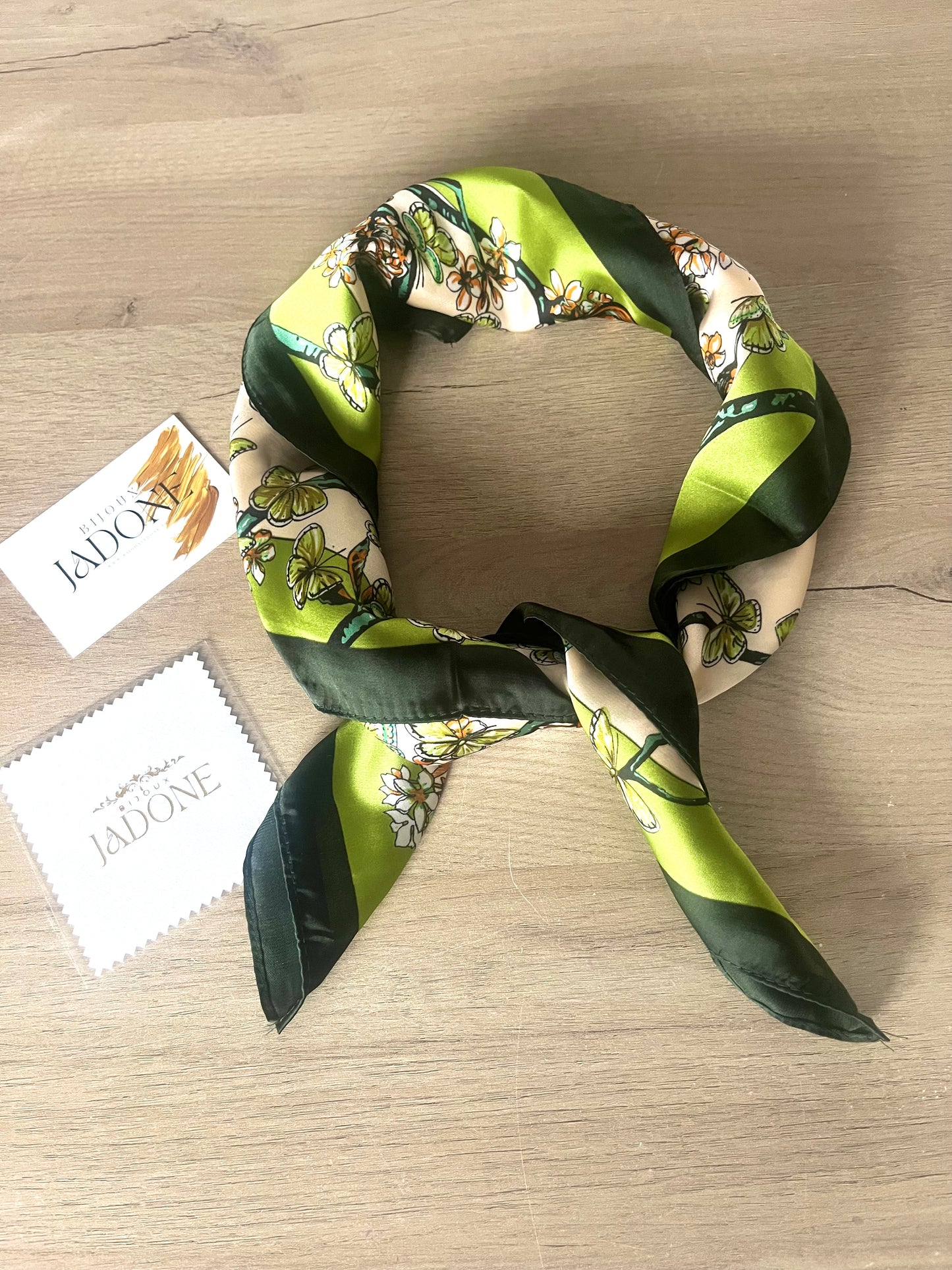 Danse l Foulard vert carré
