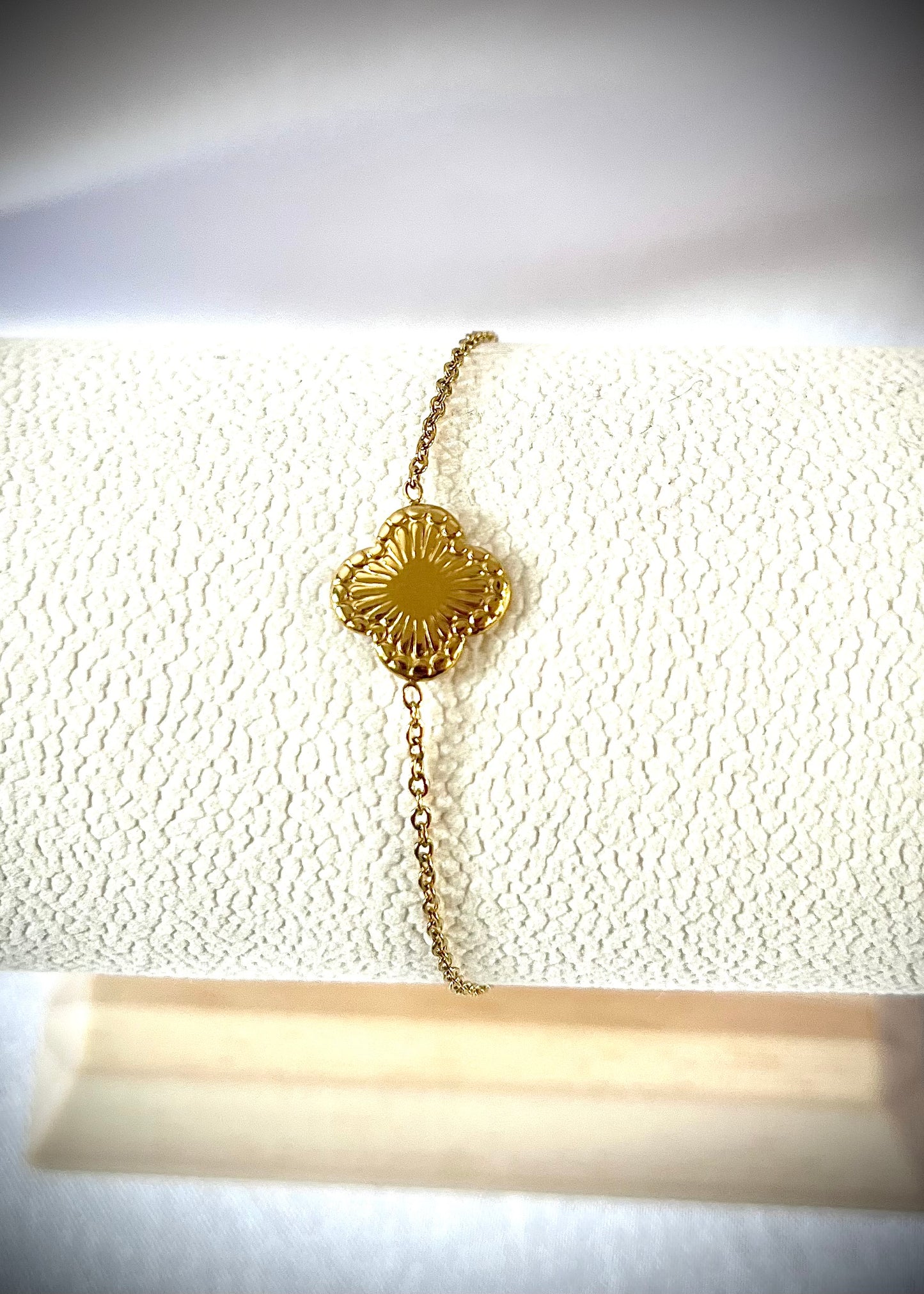 LOLA l Bracelet doré trèfle en acier inoxydable