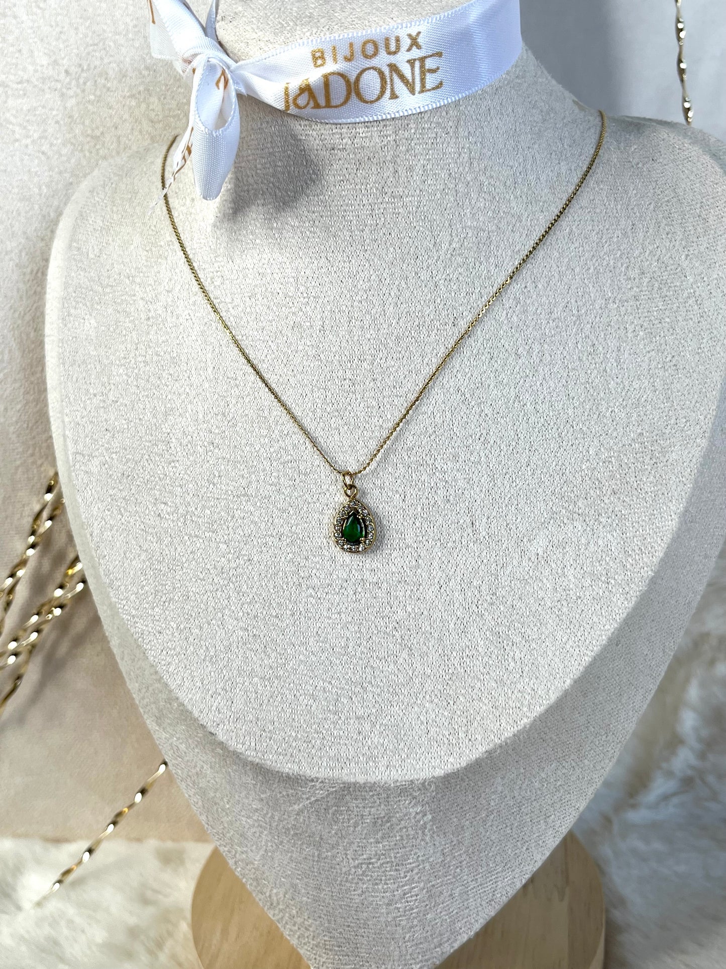 Soraya l Collier doré et sa pierre de couleur