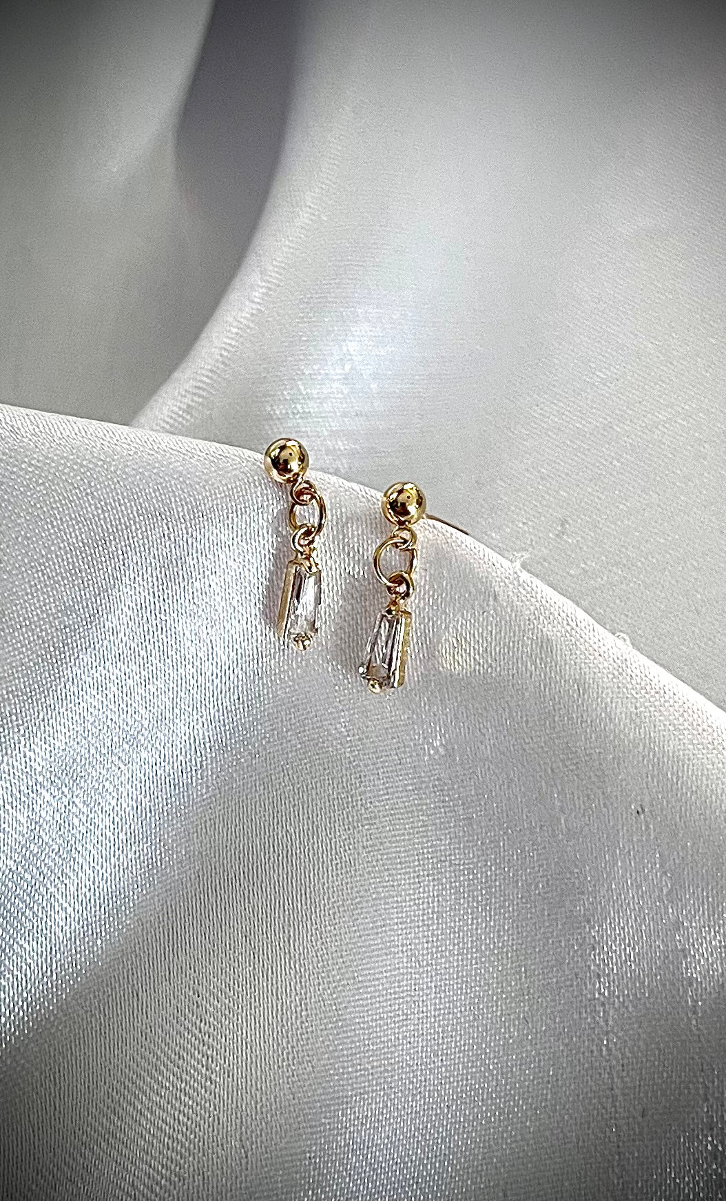 LILA l Boucles d'oreilles tombante dorées