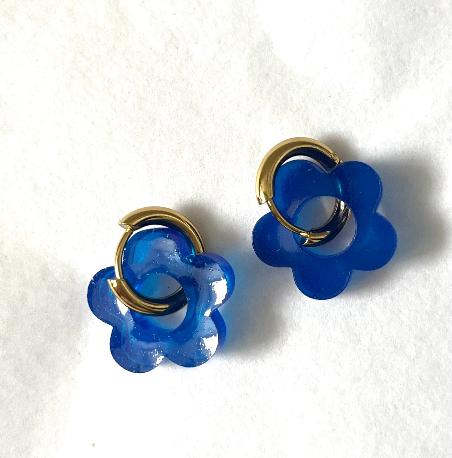 Pampille l créoles dorées et sa fleur bleu électrique