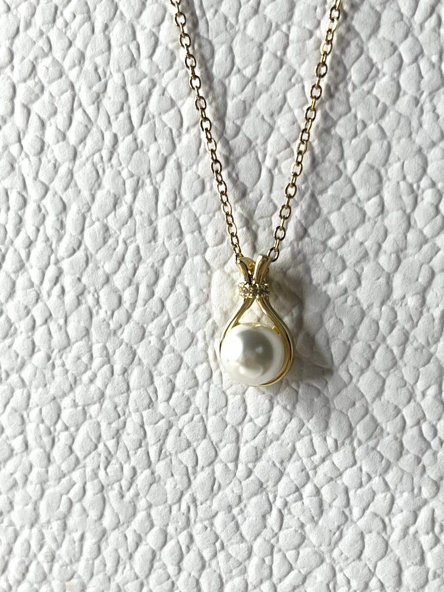 MAGUY l Collier doré et sa perle blanche