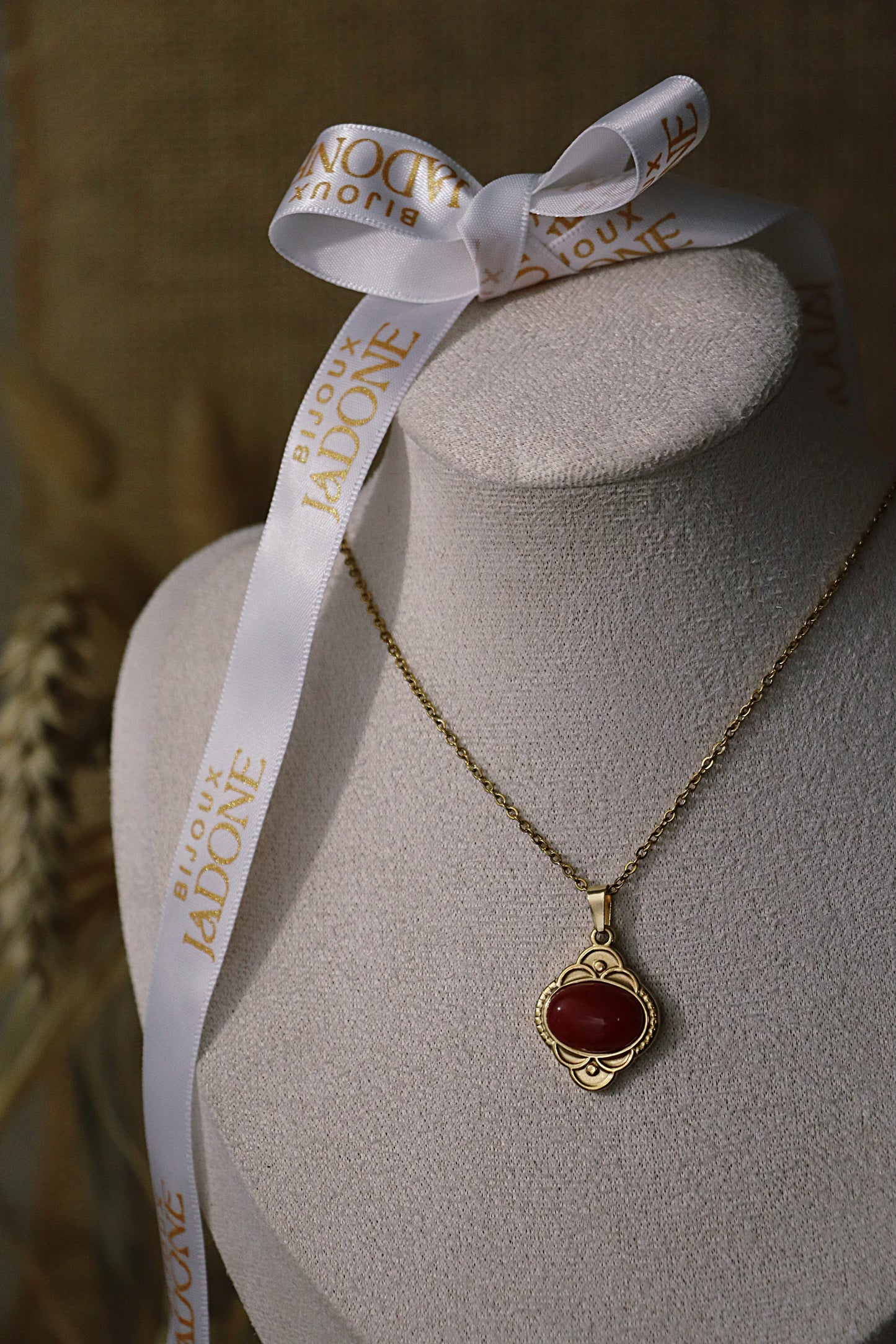AYANA l collier doré et sa pierre rouge