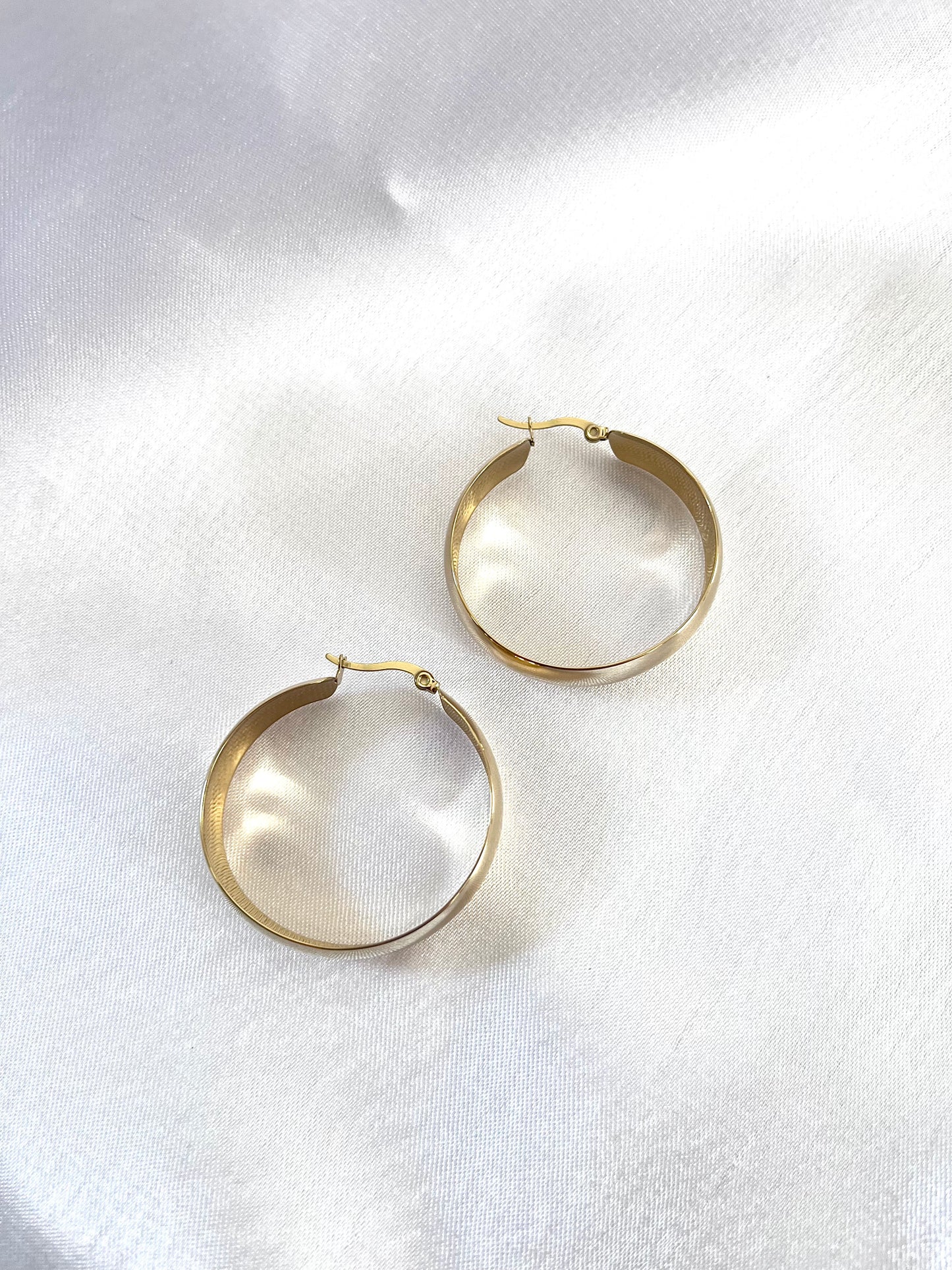 BEA l Boucles d'oreilles créoles dorées