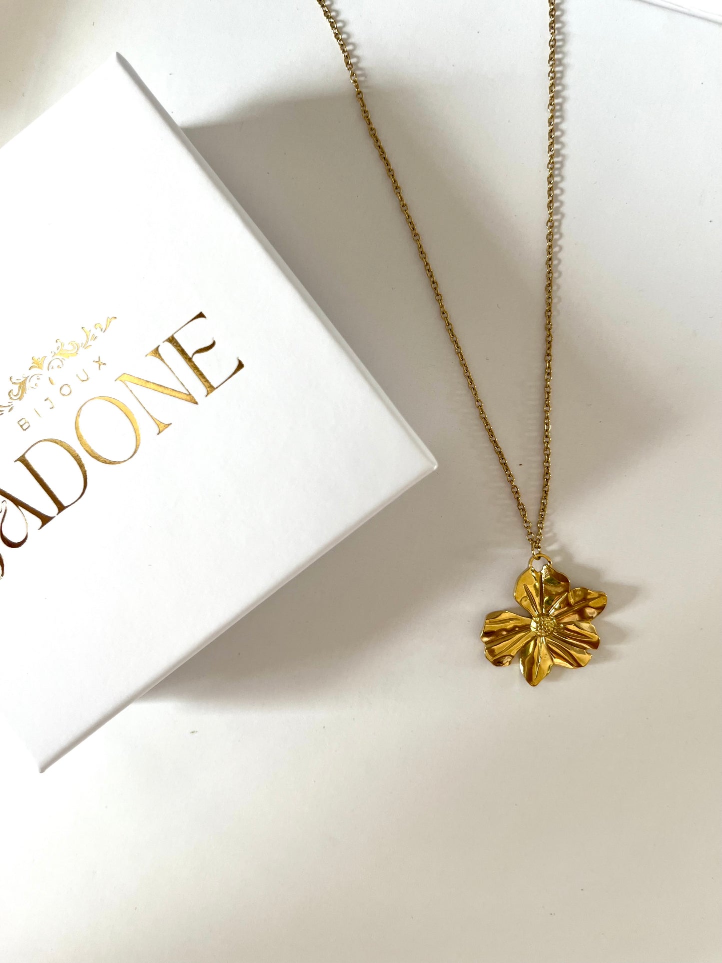 Mendosa l Collier fleur doré chic