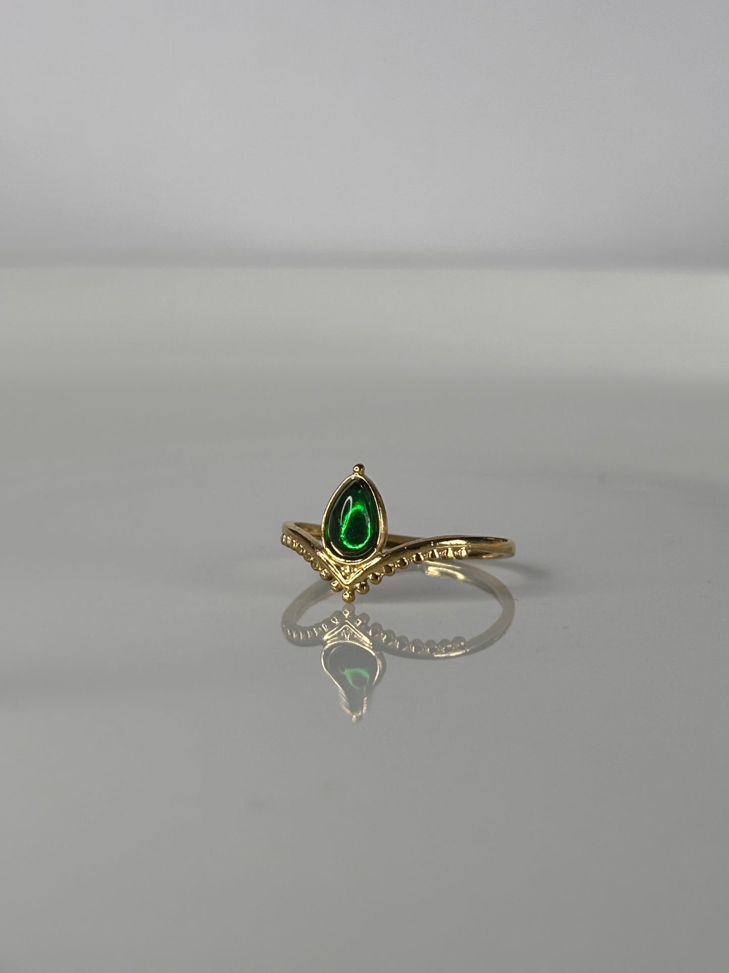 Alena l bague ajustable dorée et sa pierre verte
