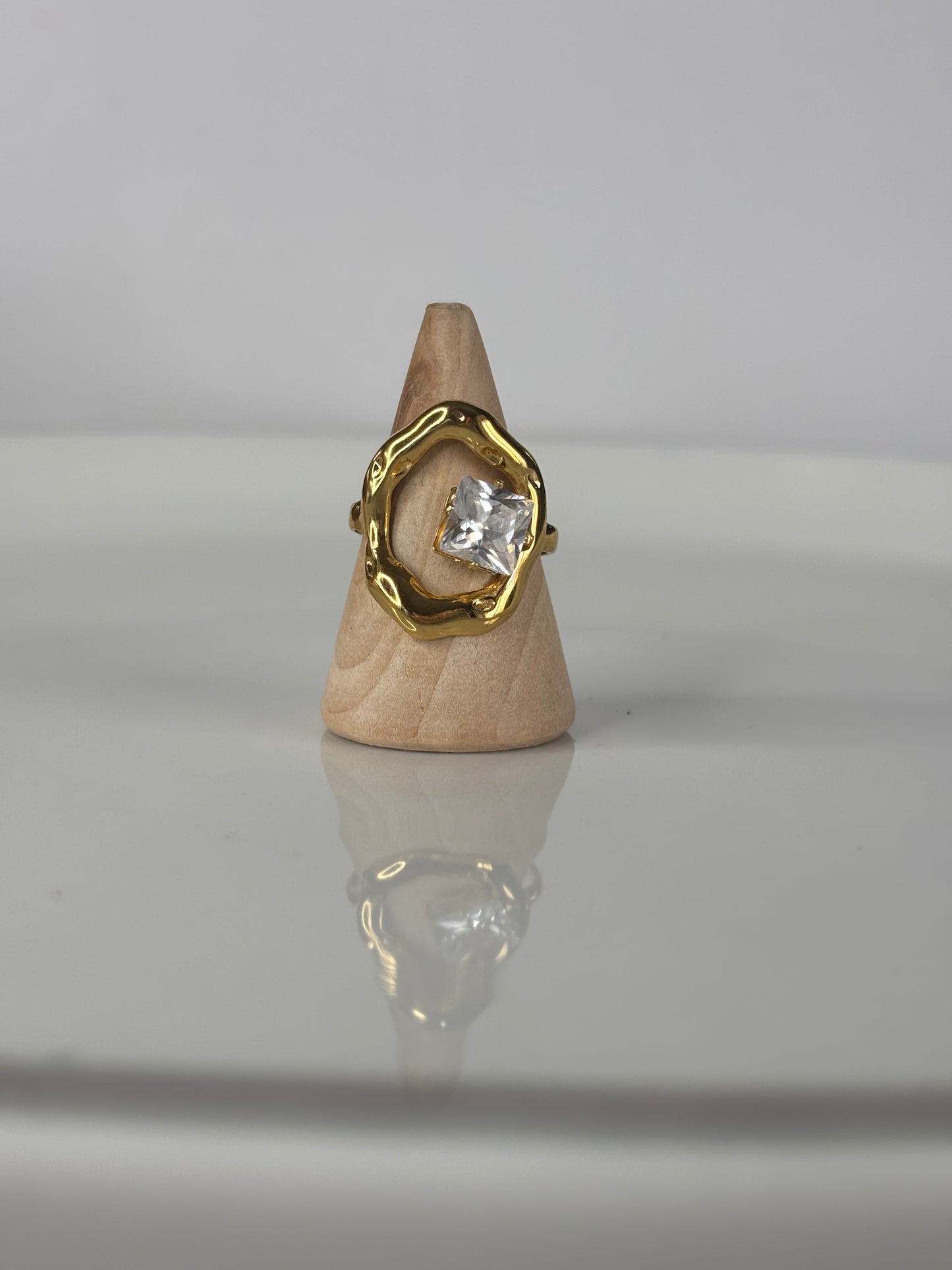 Daiva l Bague ajustable dorée et zircon blanc