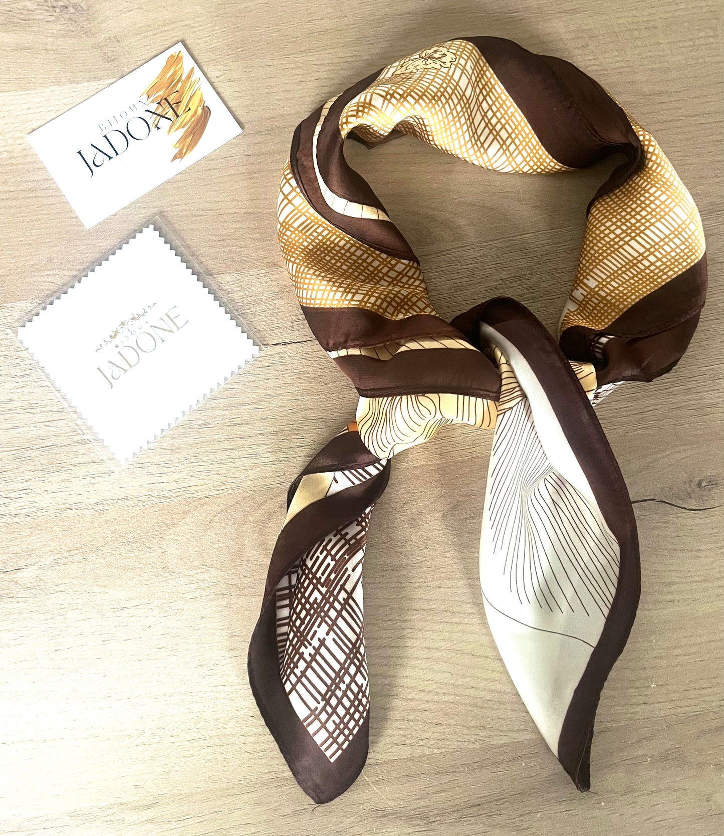 Chic l Foulard marron carré de soie