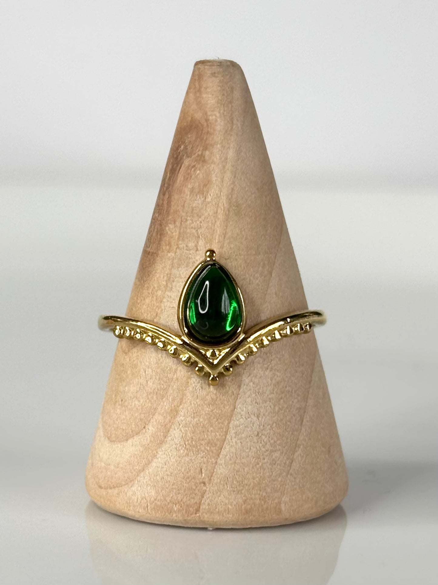 Alena l bague ajustable dorée et sa pierre verte