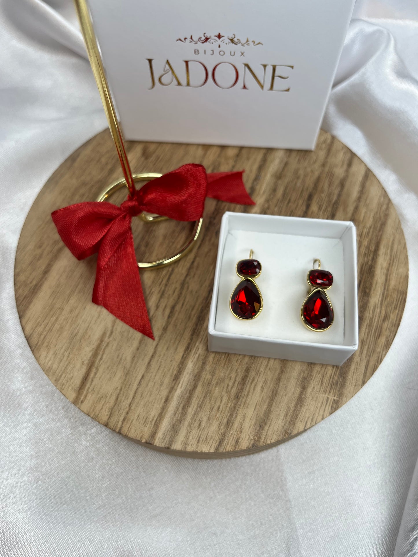 AURELIE l Boucles d'oreilles dorées et cristaux rouge