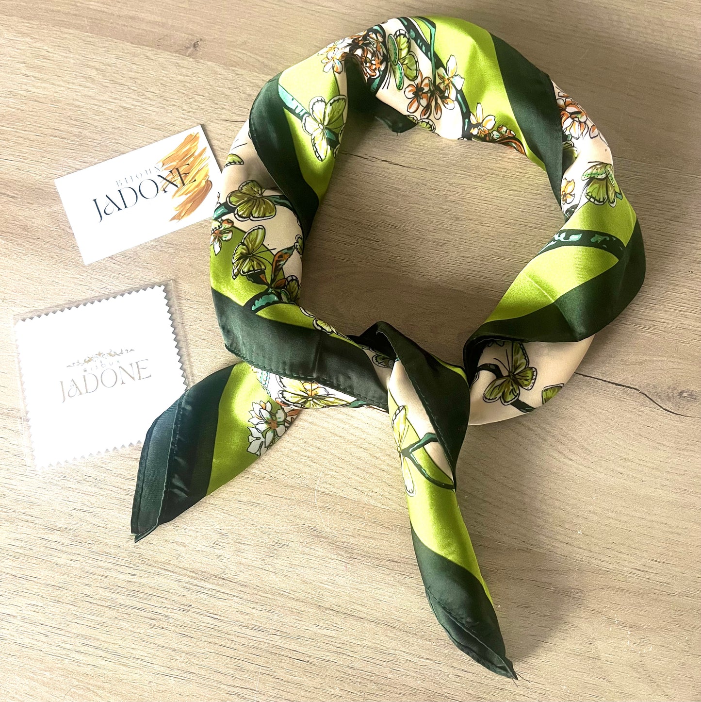 Danse l Foulard vert carré