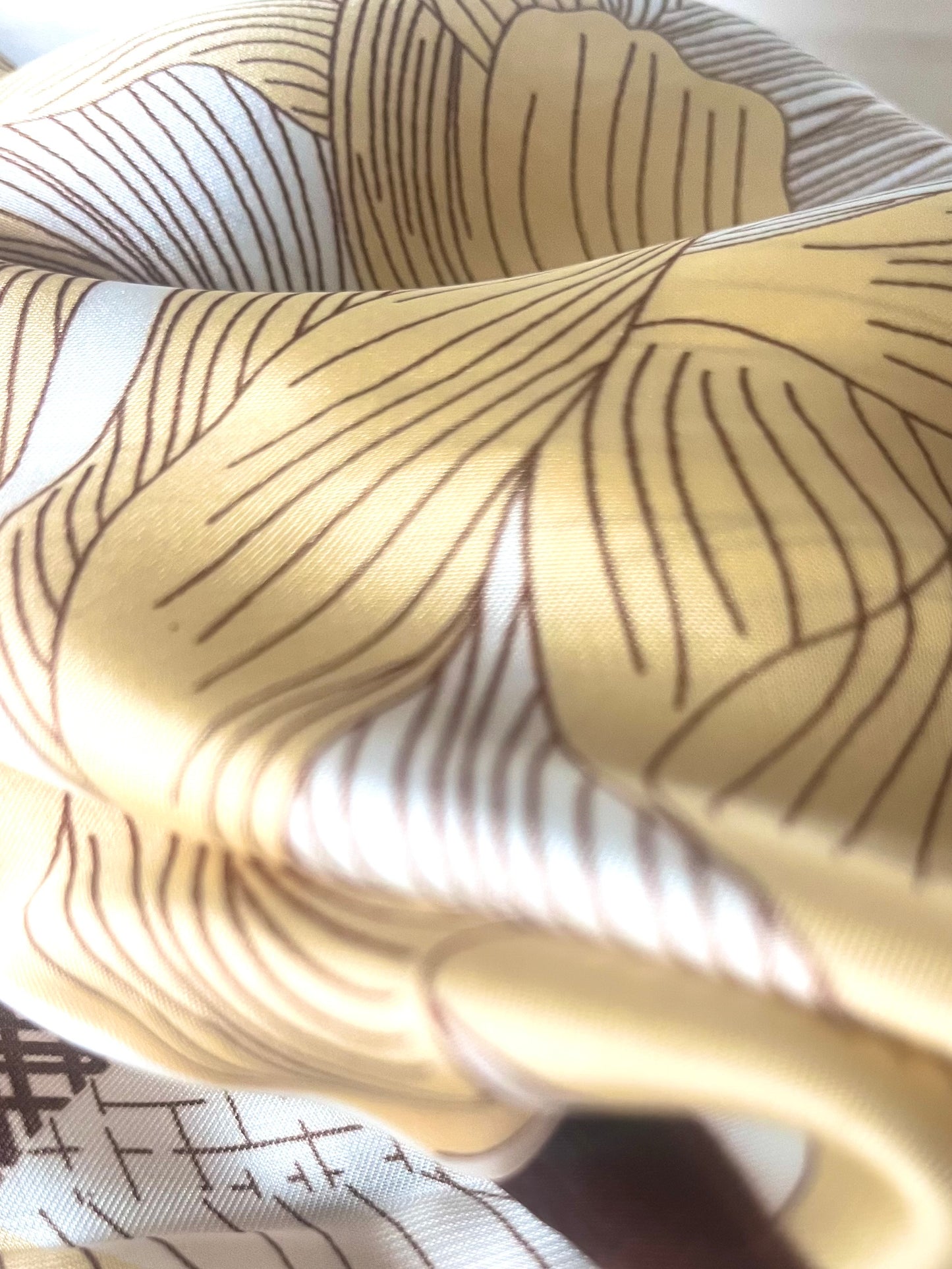 Chic l Foulard marron carré de soie