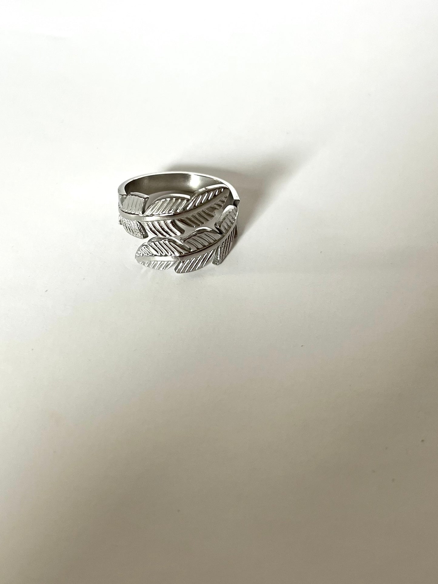 NOUR l Bague feuille ajustable dorée ou argentée