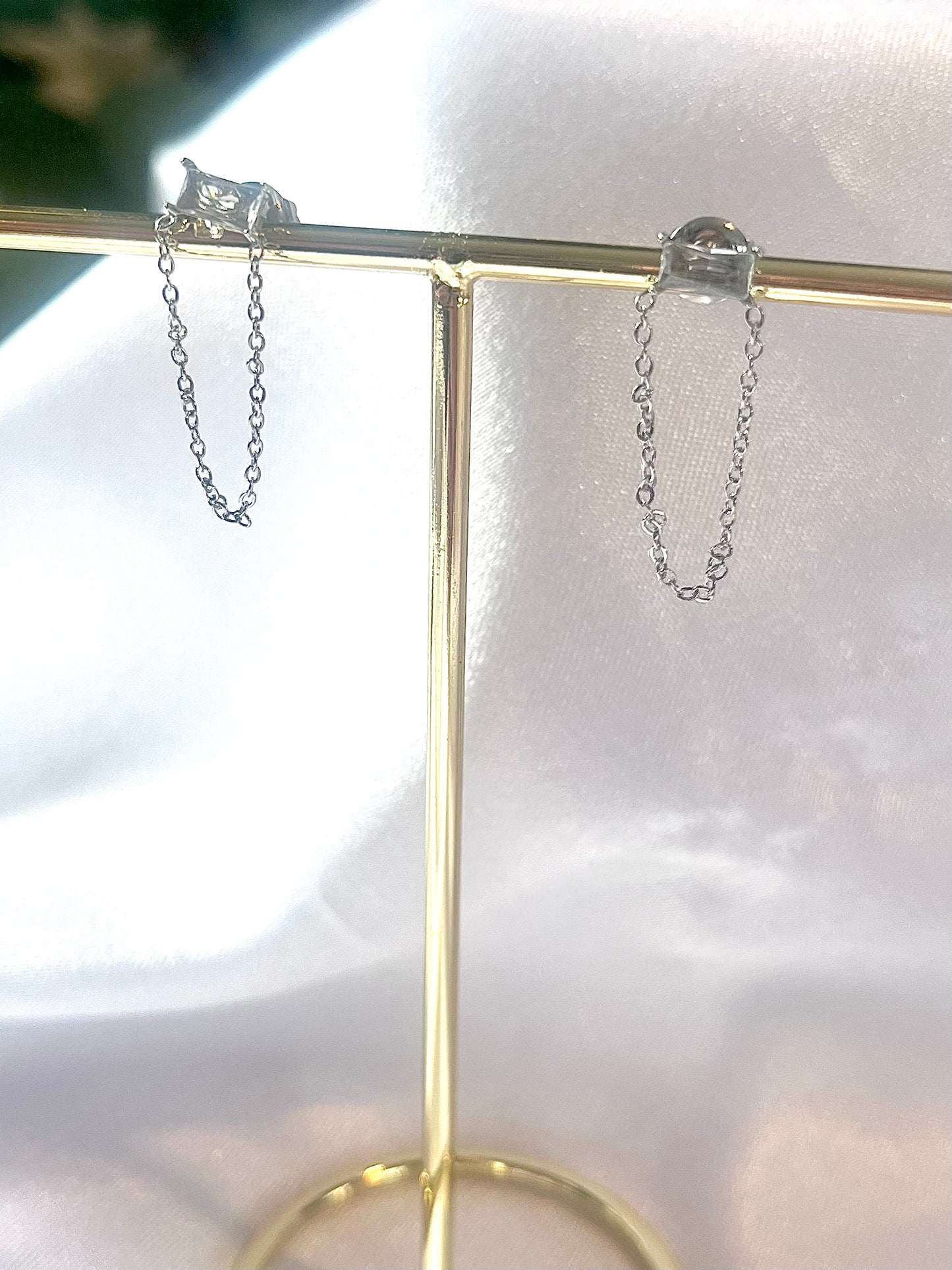 PRIME l Boucles d'oreilles dorées ou argentées avec chaînette
