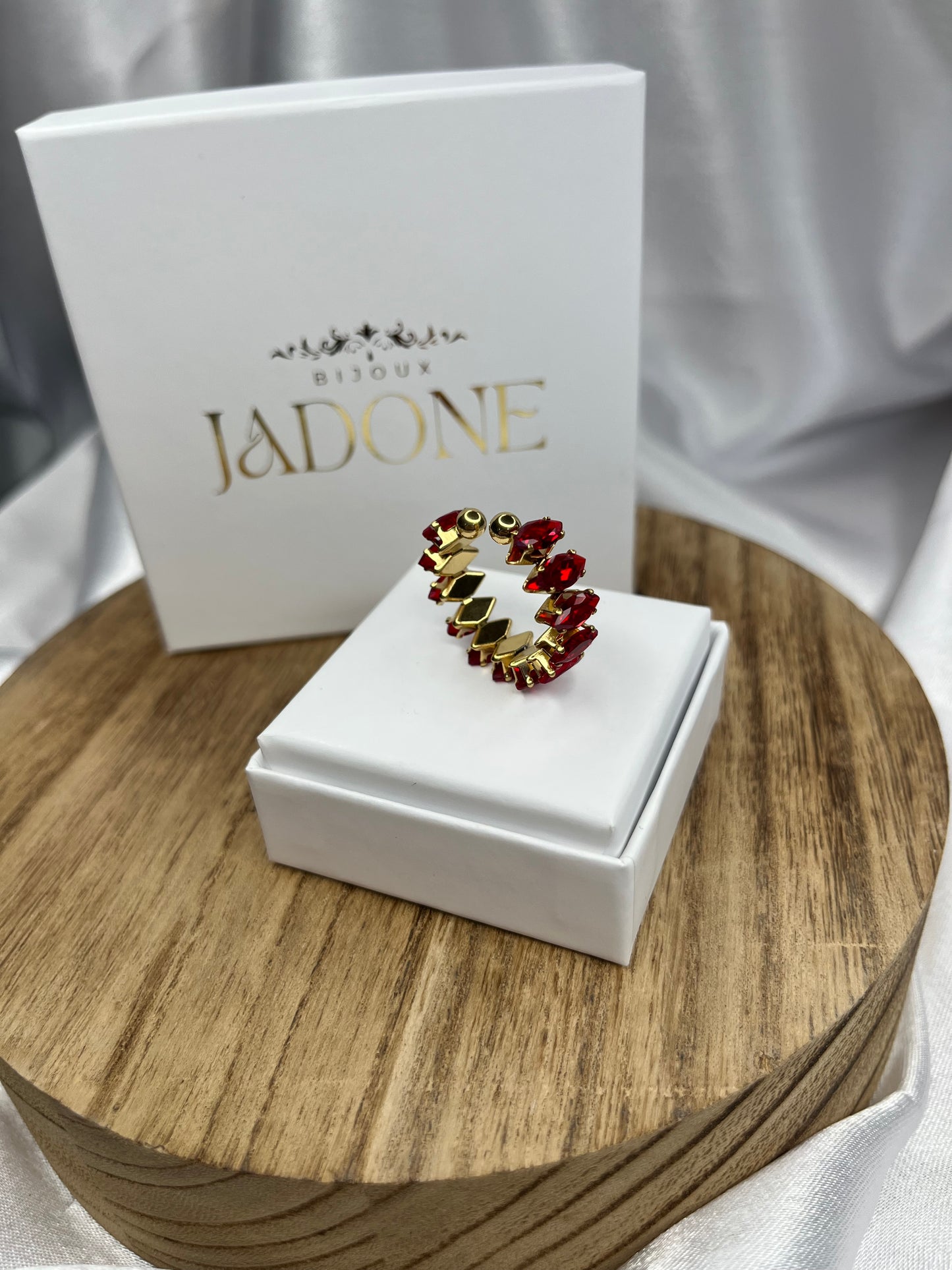 RUBi l Bague accordéon ajustable dorée et zircon rouge