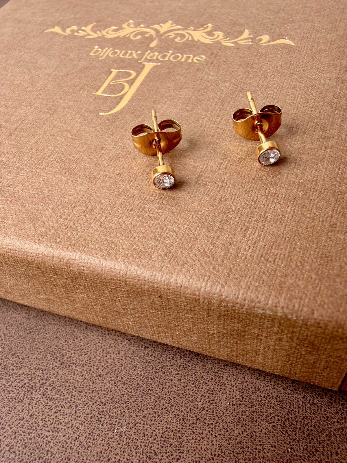 Delor - boucles d'oreilles dorées et zircon blanc