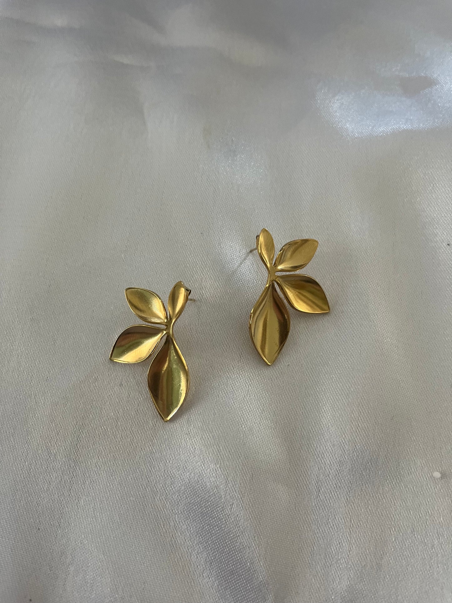 MANON l Boucles d'oreilles fleur dorées