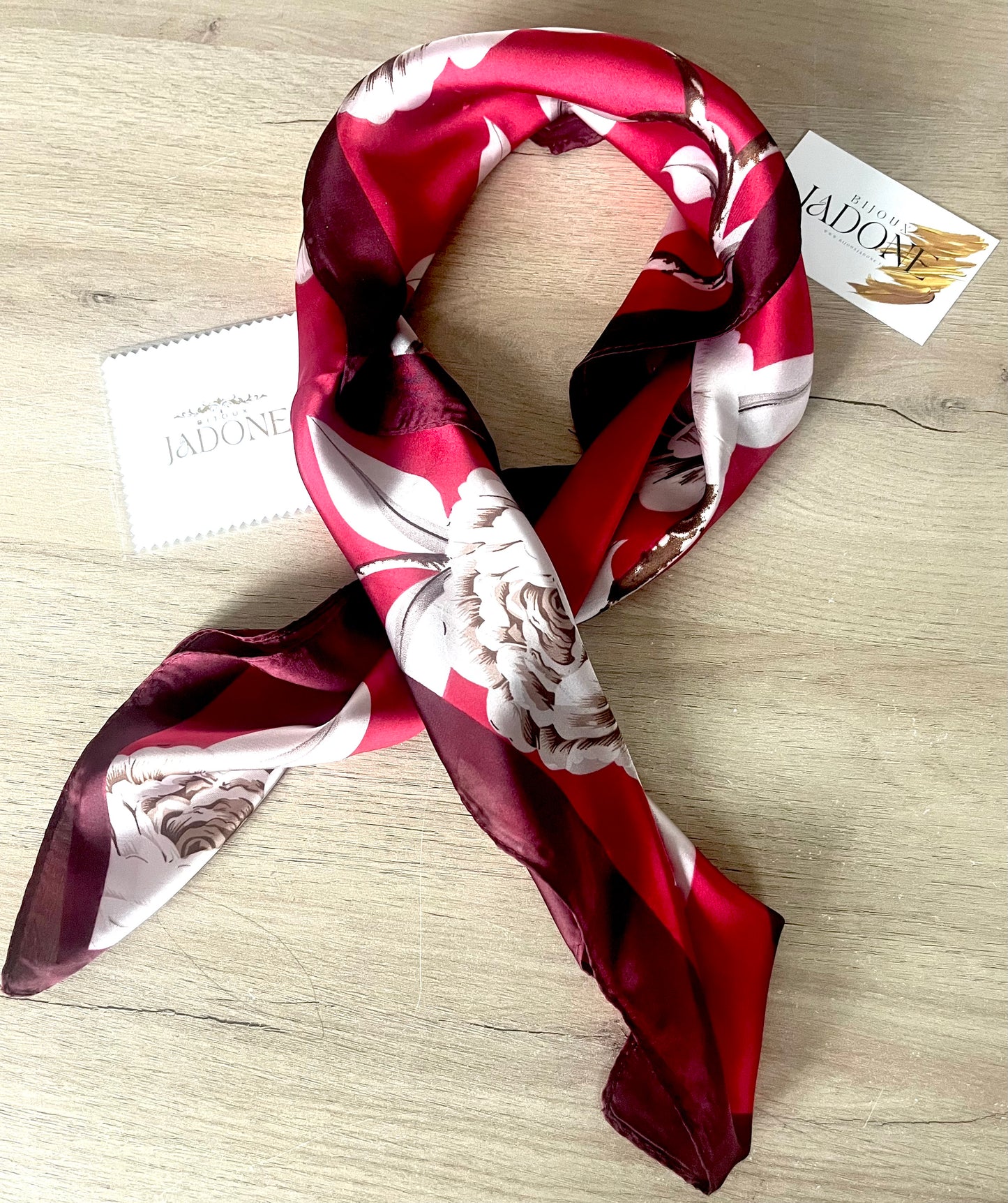 Beauté l Foulard rouge carré