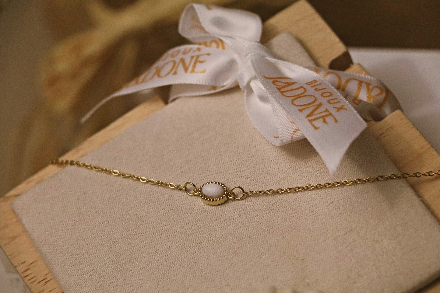 CHIARA l Bracelet doré et pierre blanche