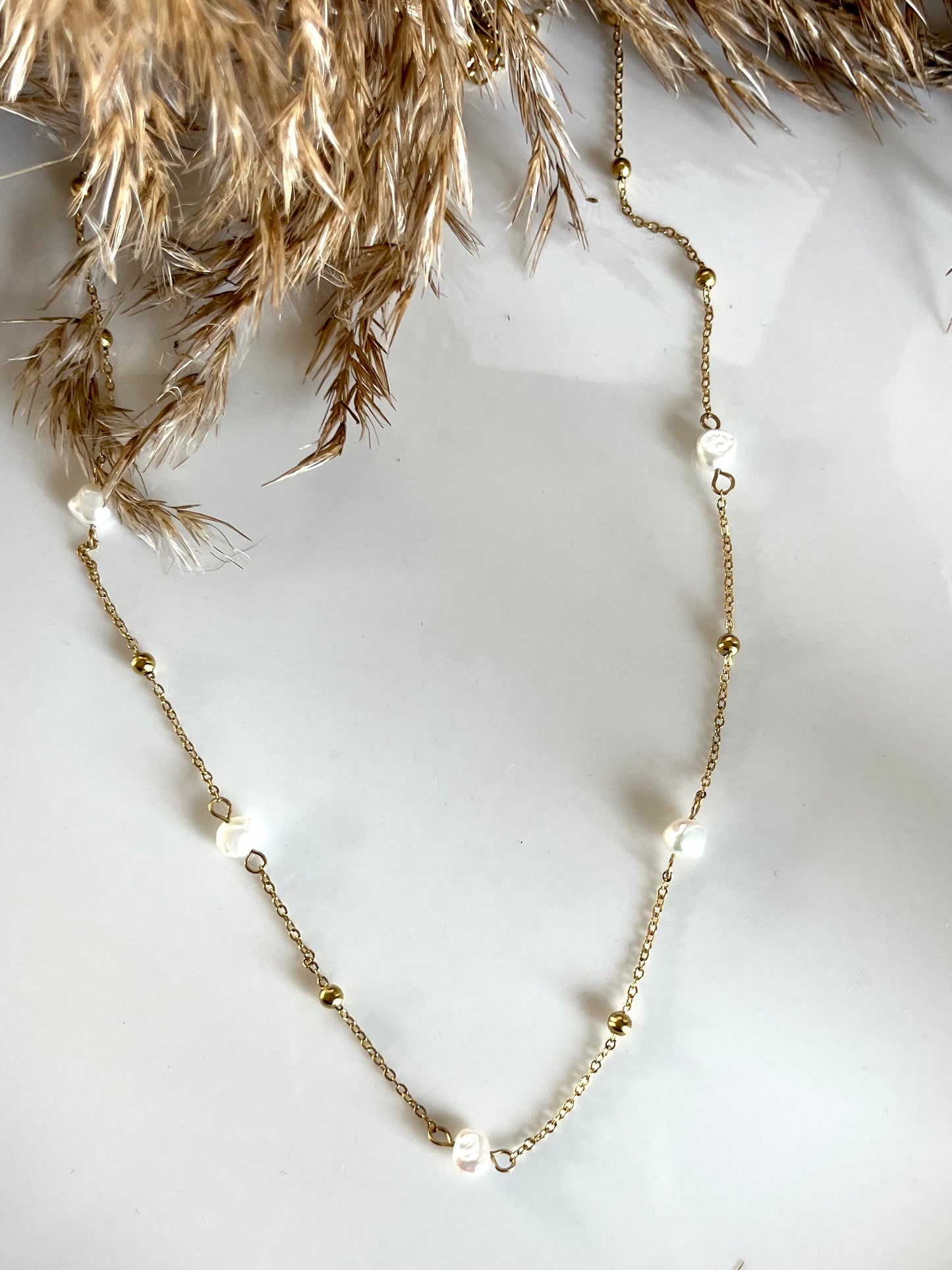 Nessa l Collier doré et ses perles