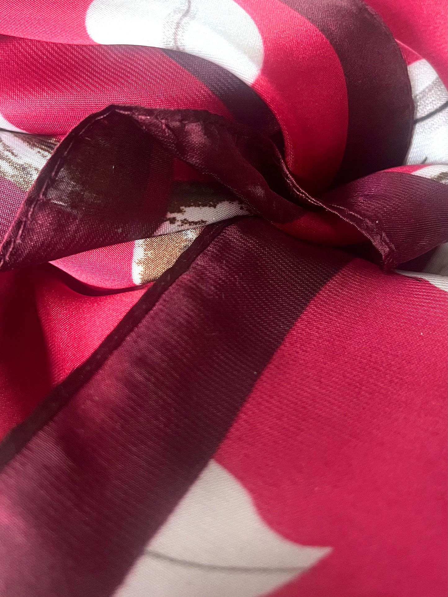 Beauté l Foulard rouge carré