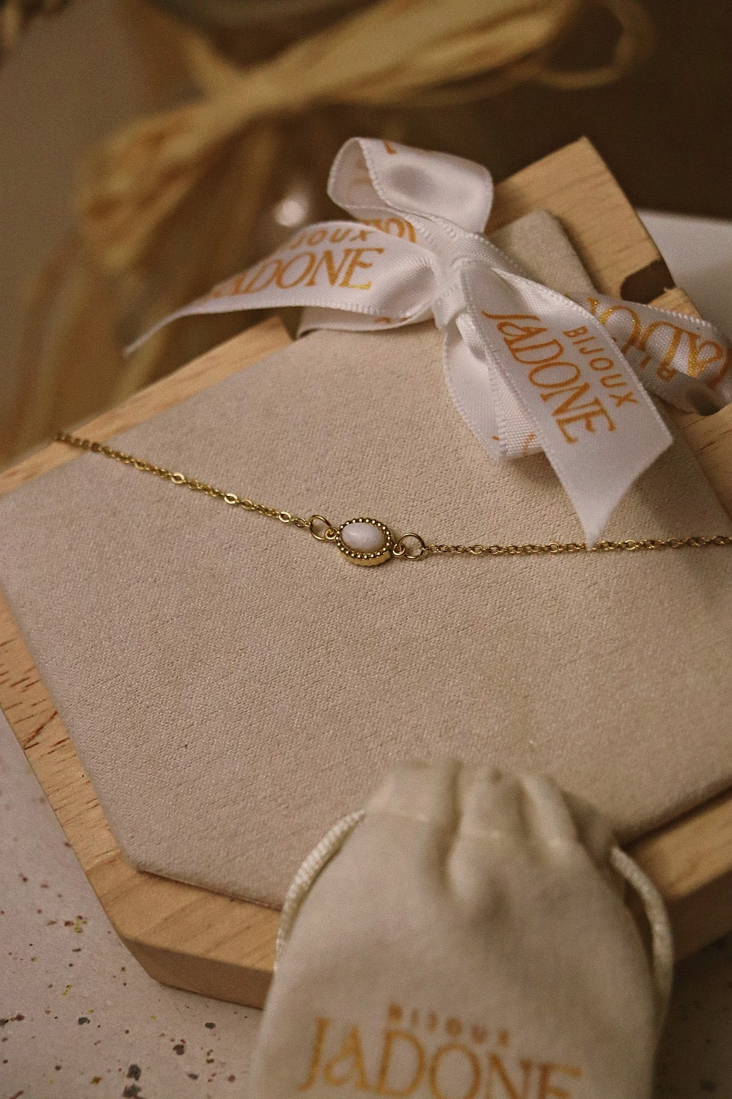 CHIARA l Bracelet doré et pierre blanche
