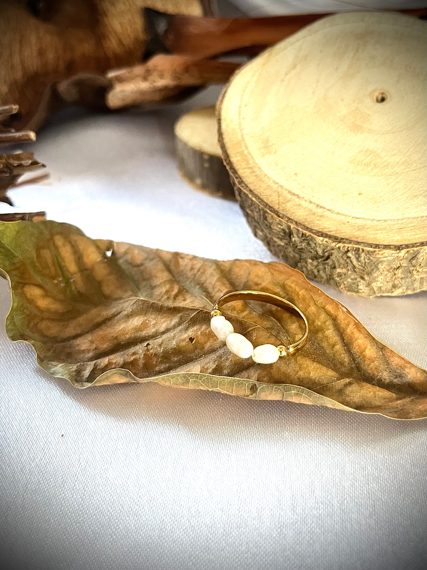 DOUCE l Bague dorée et perles d'eau douce