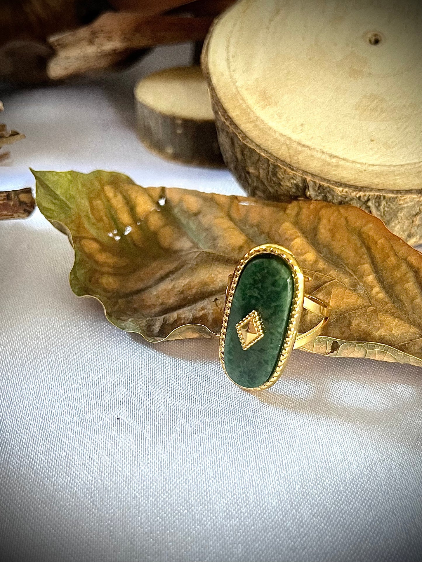 DÉESSE l Bague dorée et pierre verte naturelle