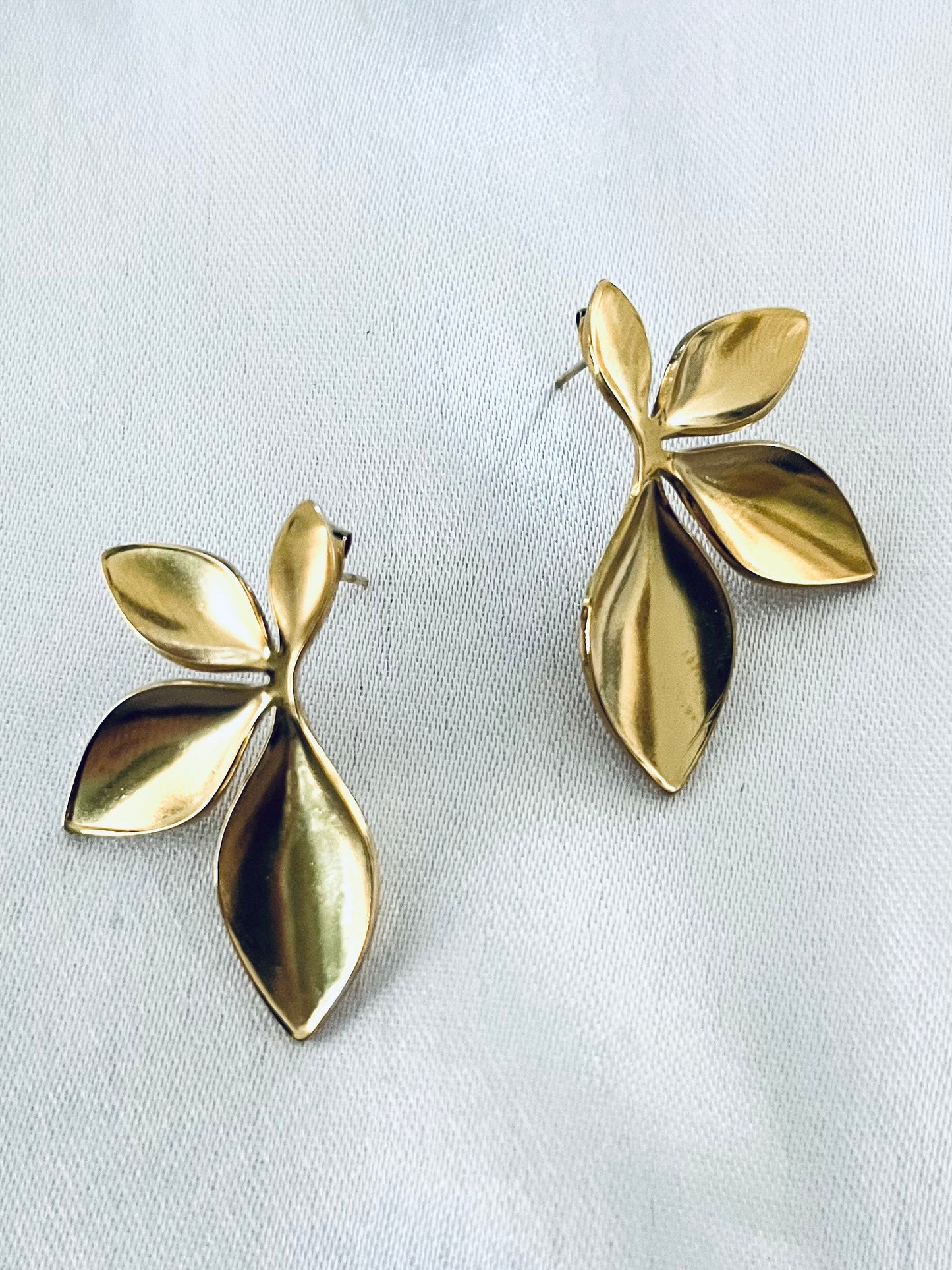 MANON l Boucles d'oreilles fleur dorées