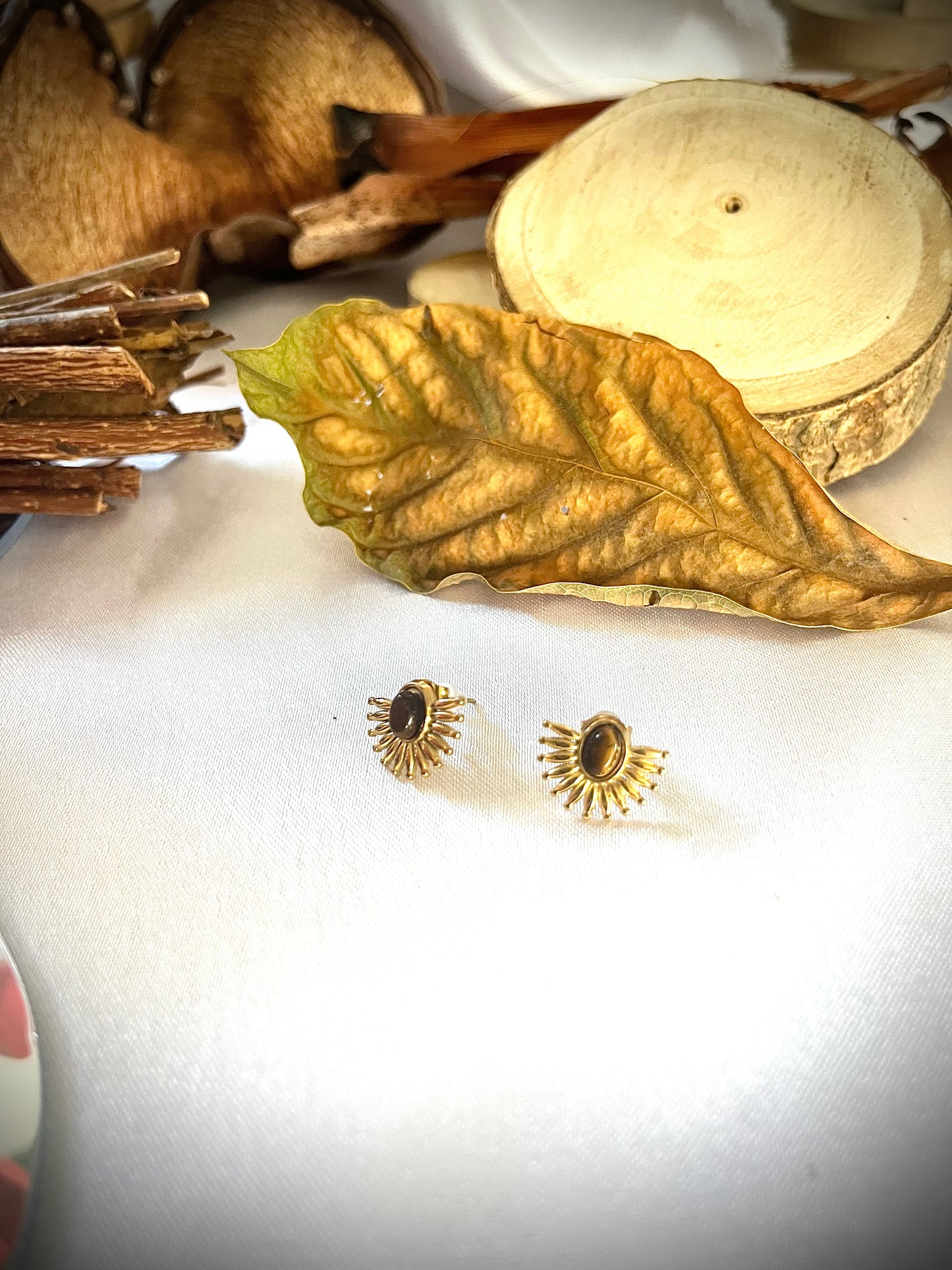 AURE l Boucles d'oreilles dorées et pierre verte ou marron