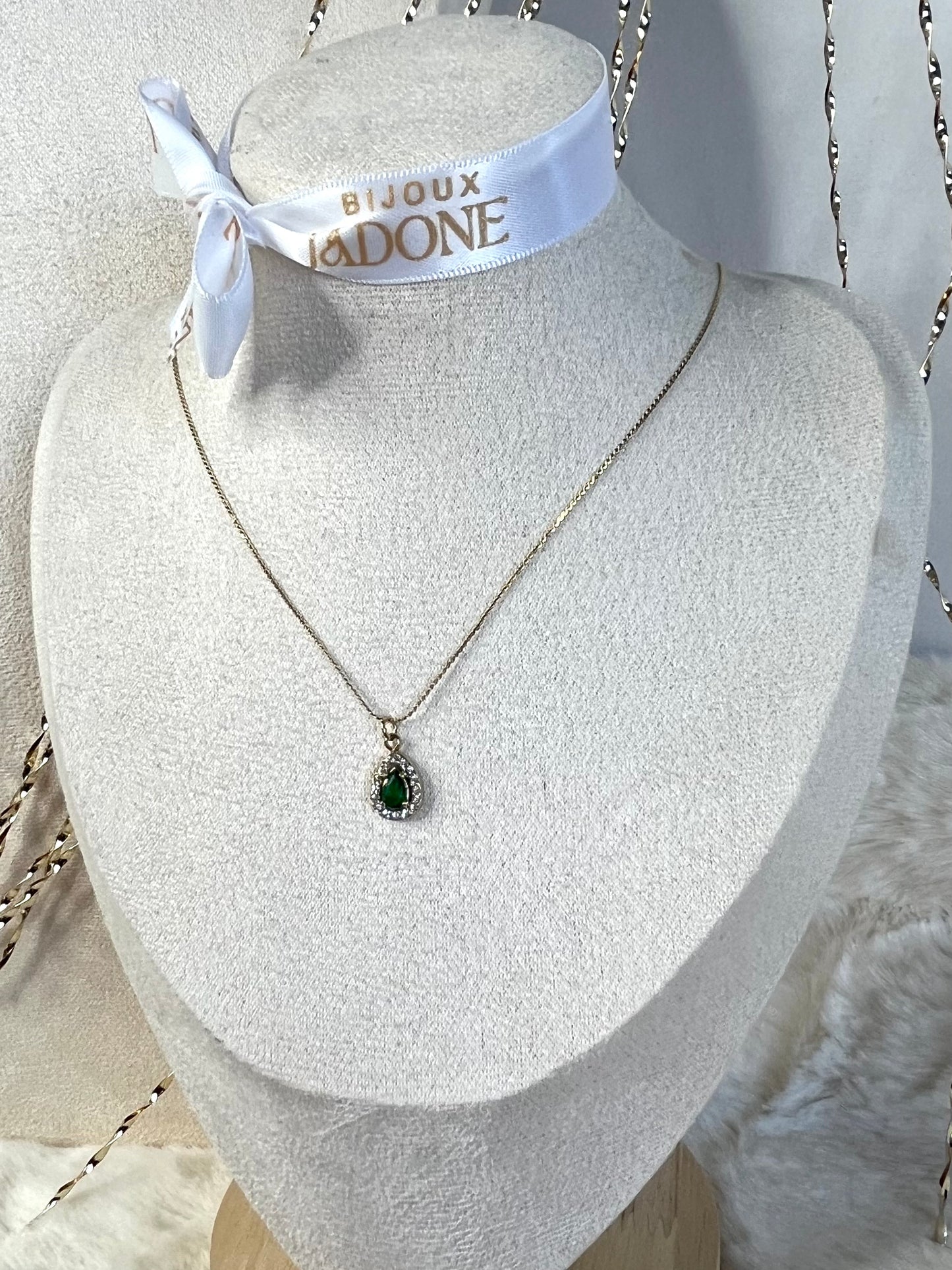 Soraya l Collier doré et sa pierre de couleur
