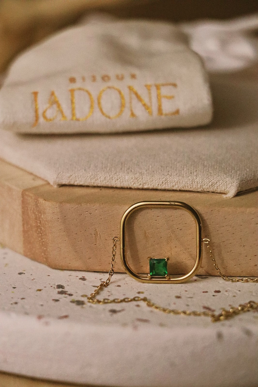 AINA l Bracelet doré et pierre rouge ou verte